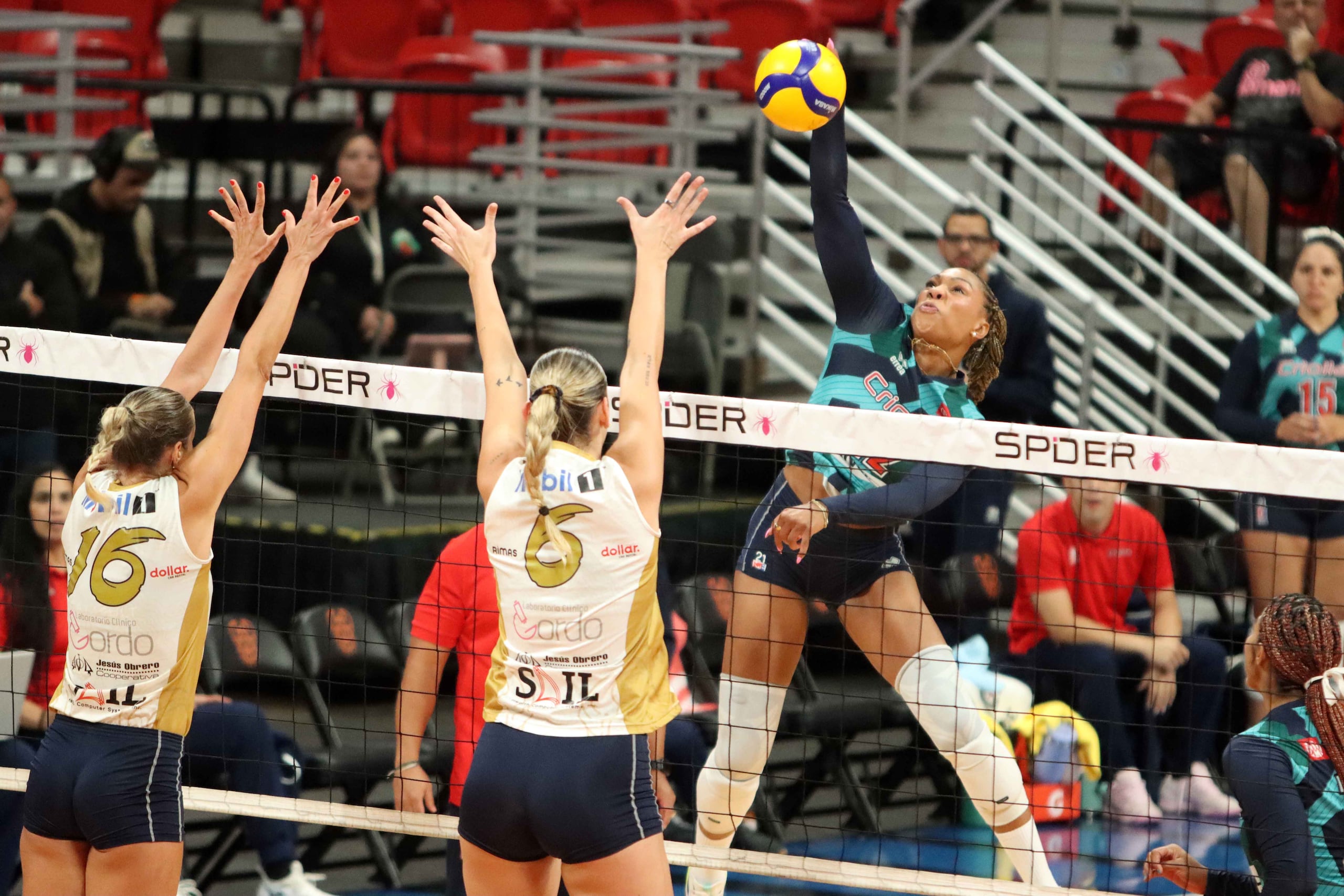 Khat Bell, de las Criollas de Caguas, realiza un ataque durante el cuarto juego de la final del Voleibol Superior Femenino contra las Cangrejeras de Santurce.