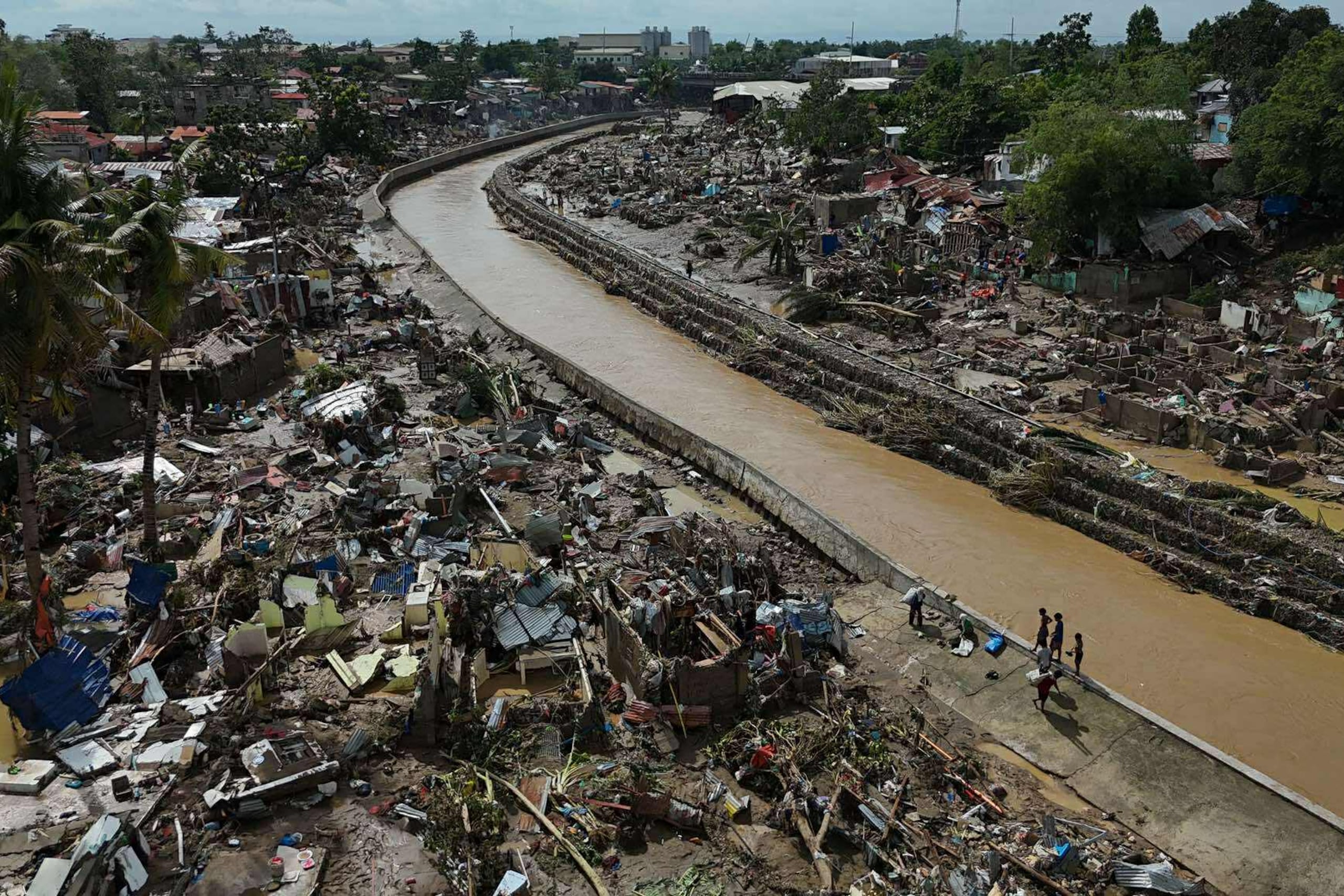 Las inundaciones resultantes anegaron comunidades residenciales, obligando a los habitantes a subir a sus tejados, donde suplicaron desesperadamente ser rescatados mientras las aguas subían, dijeron las autoridades.