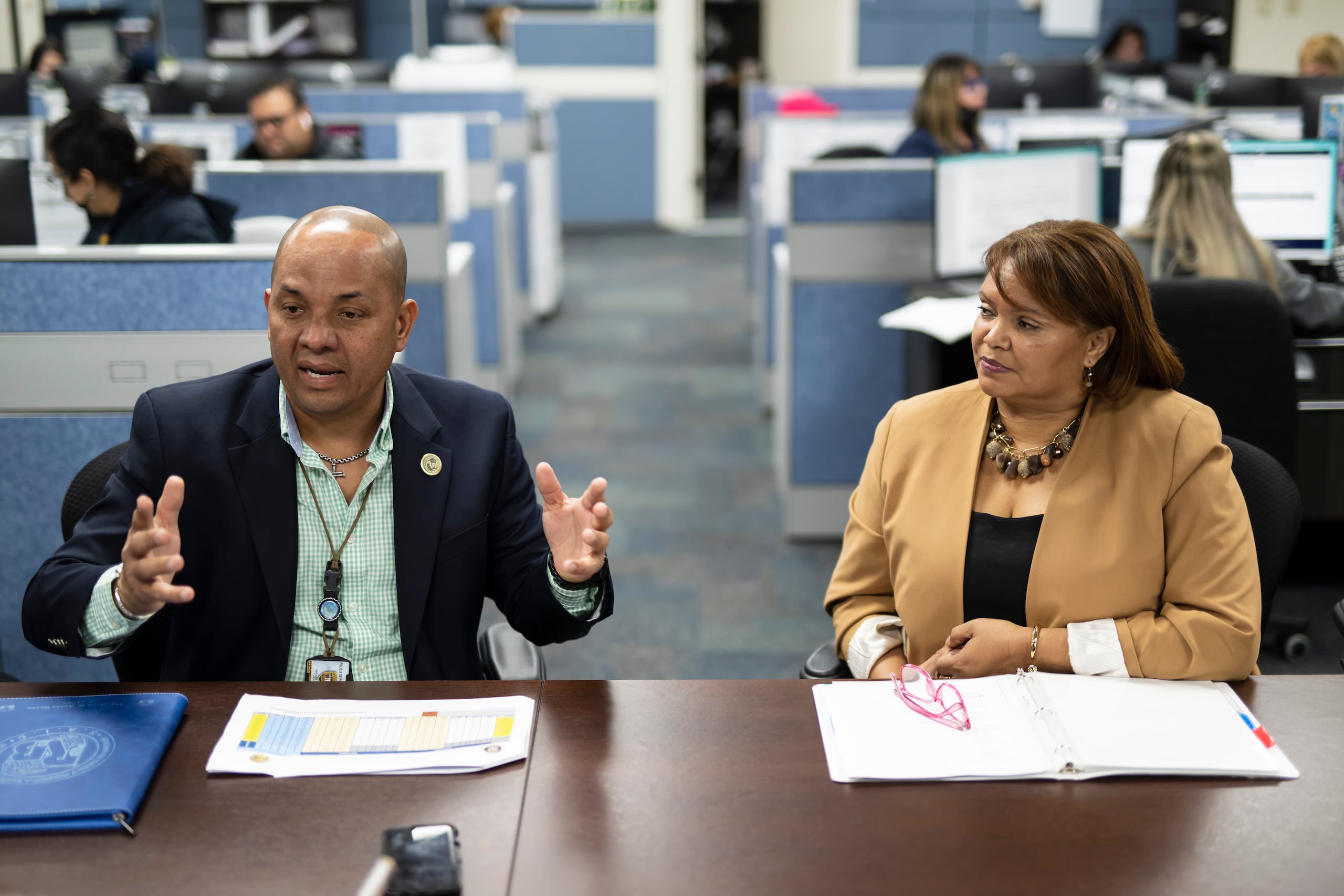 Tenientes José Ayala Resto, presidente del comité de Alertas de Puerto Rico y Aymeé Alvarado Cardona, coordinadora de las divisiones de violencia doméstica.