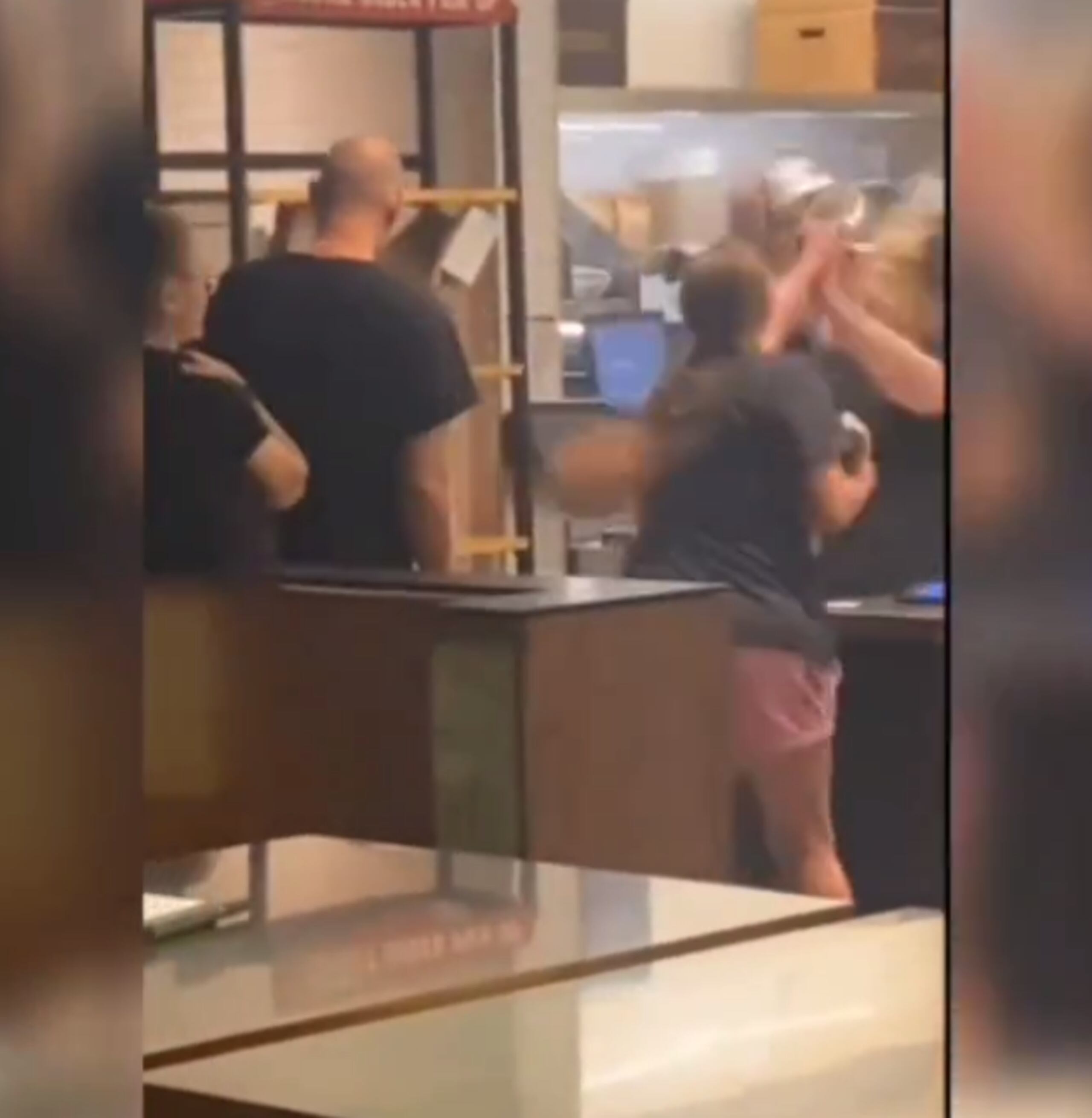 Momento en que la mujer ataca a la empleada de Chipotle.