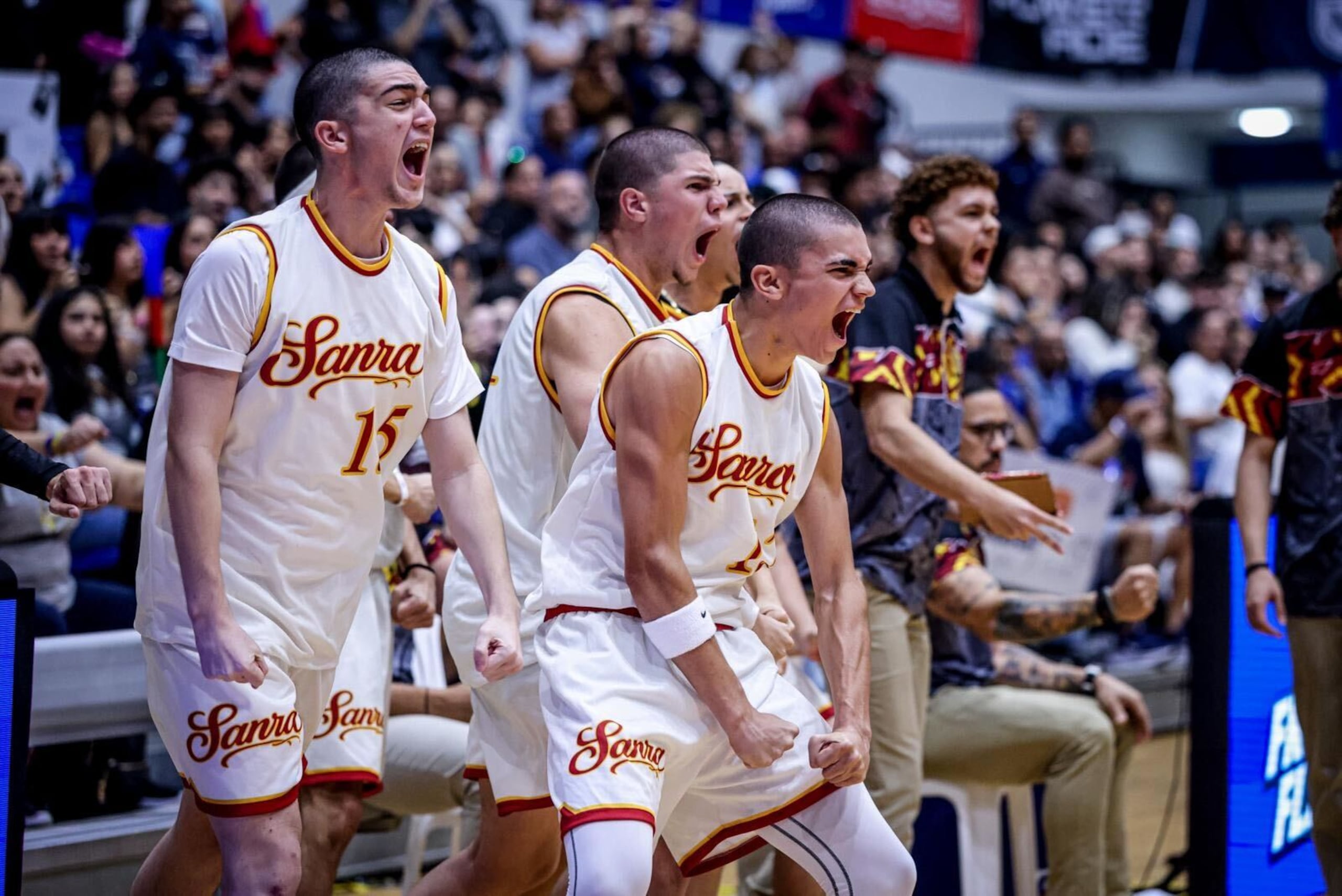 Estudiantes del Colegio San Rafael festejan durante un juego en el Top Ranked Buzzer Beater.
