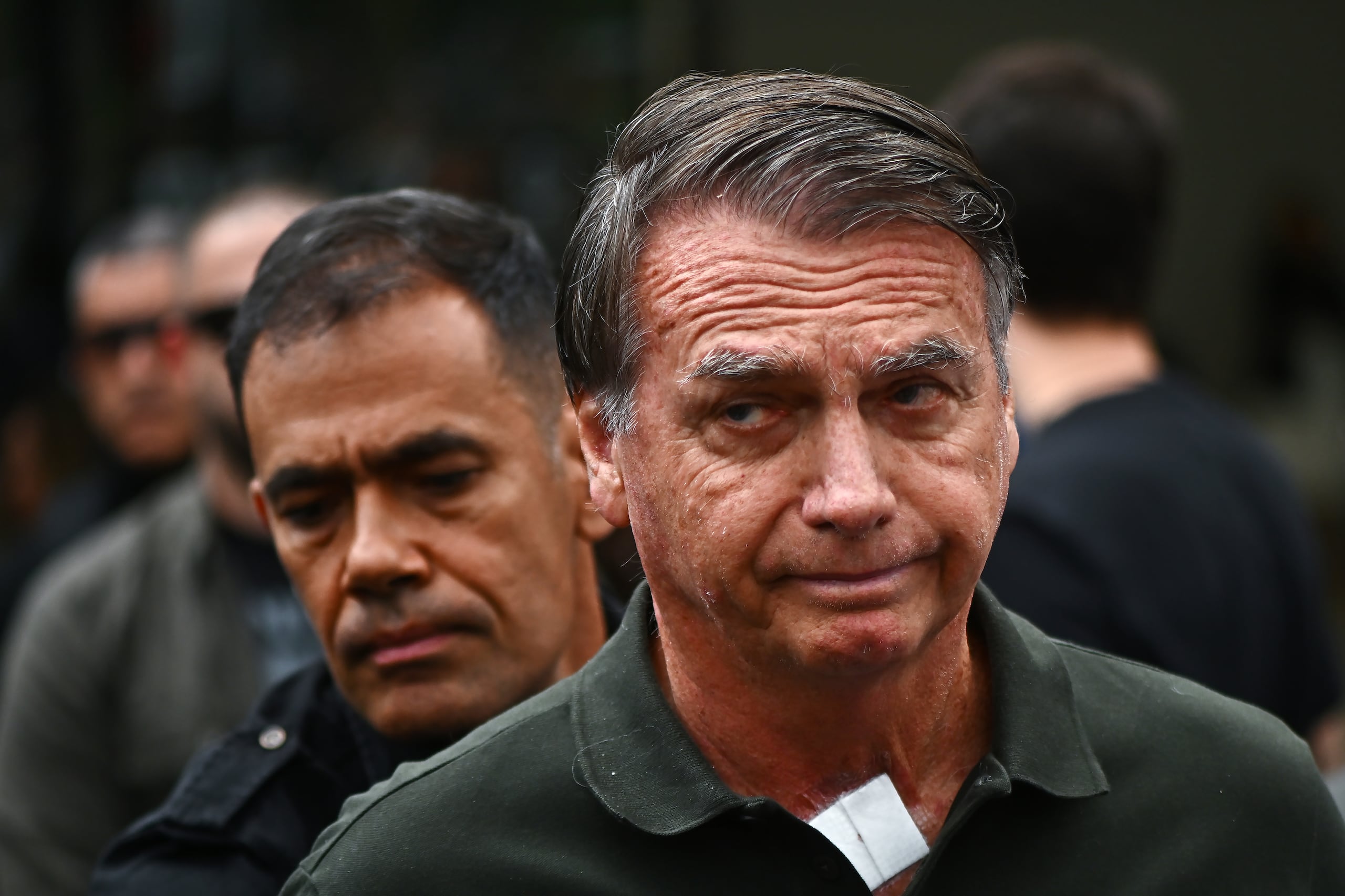 El expresidente de Brasil, Jair Bolsonaro, a su salida del hospital DF Star, en Brasilia (EFE/ Andre Borges/ ARCHIVO/ NO VENTAS ZONA EPA)
