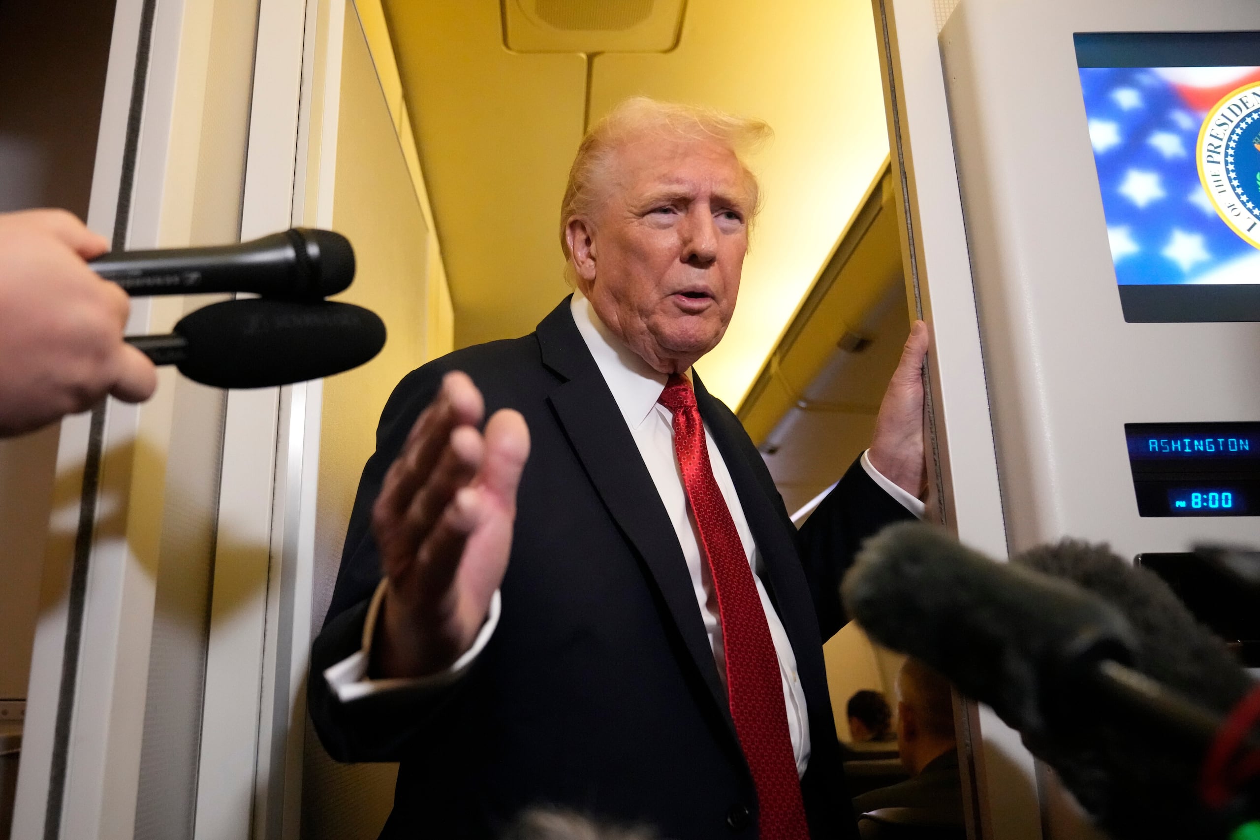 El presidente Donald Trump habla con los reporteros a bordo del Air Force One, el domingo 19 de octubre de 2025, camino a la Base Conjunta Andrews, Maryland, tras regresar de un viaje a Florida.