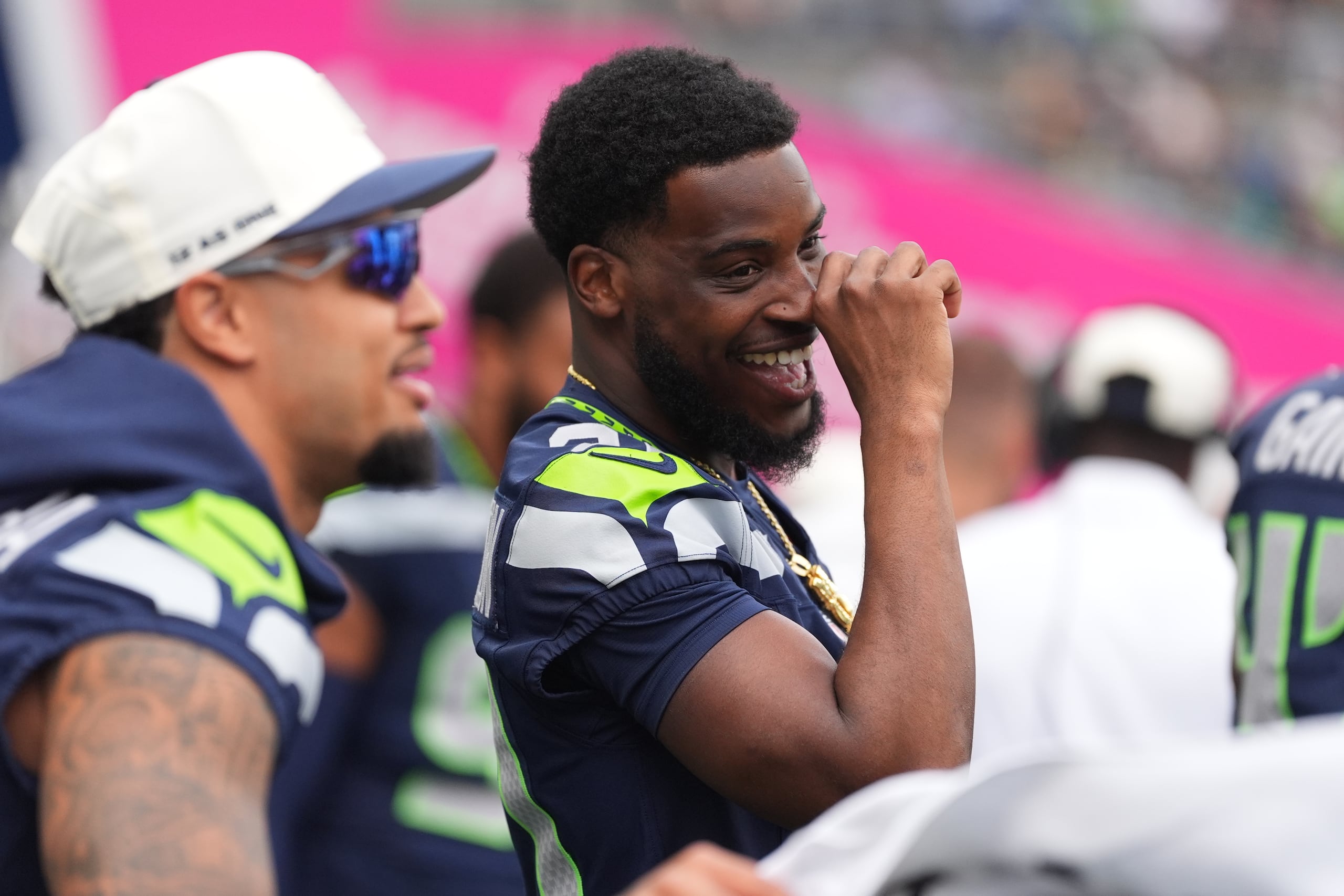 Devon Witherspoon (derecha), cornerback de los Seahawks de Seattle, conversa durante el partido de pretemporada ante los Cowboys de Dallas, el sábado 15 de agosto de 2026 (AP Foto/Lindsey Wasson)