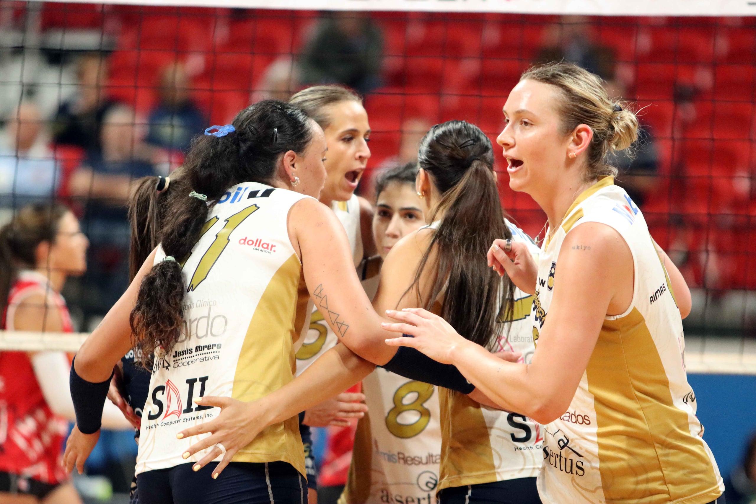 Las Cangrejeras celebran en el tabloncillo.