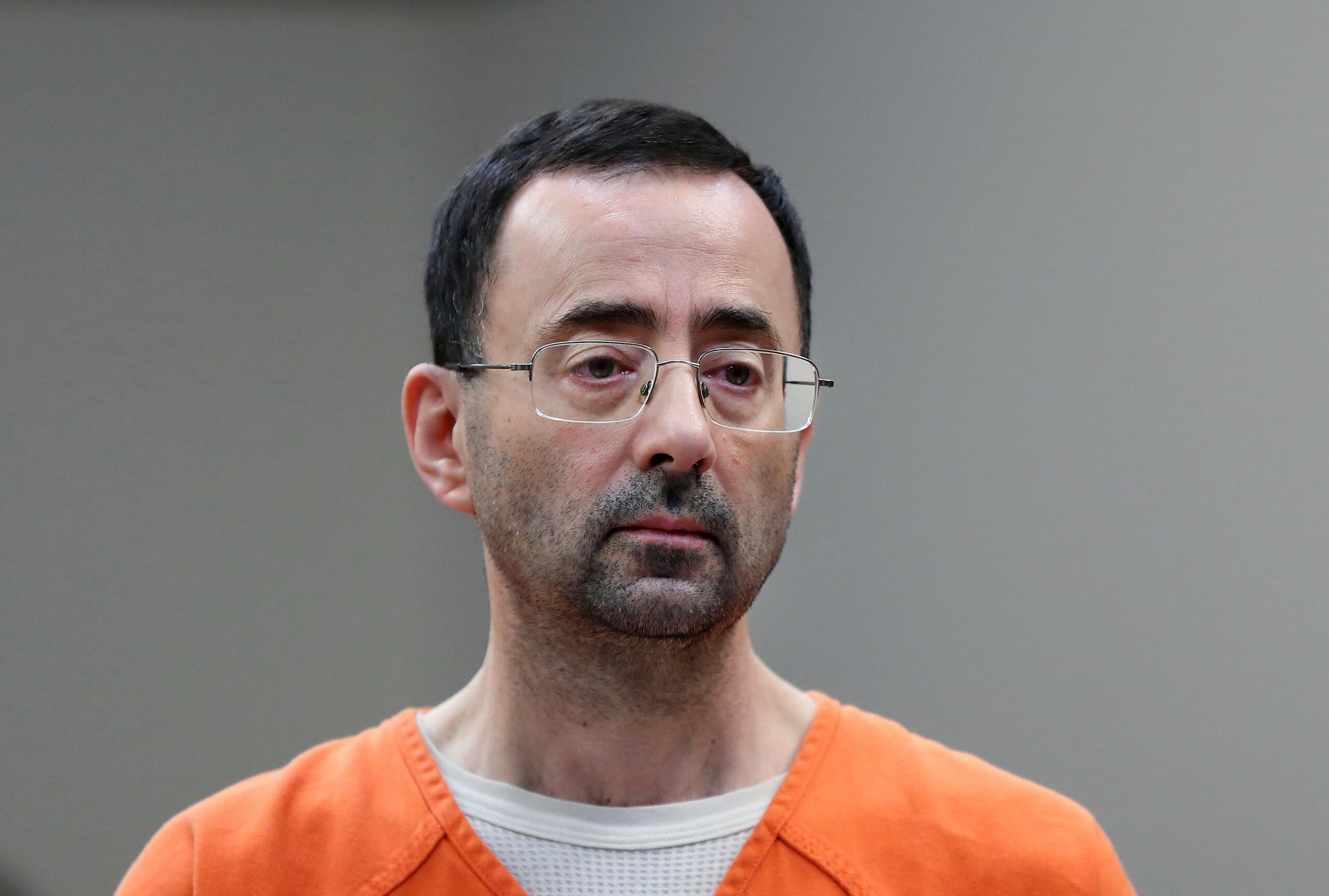 El desacreditado médico deportivo Larry Nassar durante una audiencia en Lansing, Michigan. (AP Foto/Paul Sancya, Archivo)