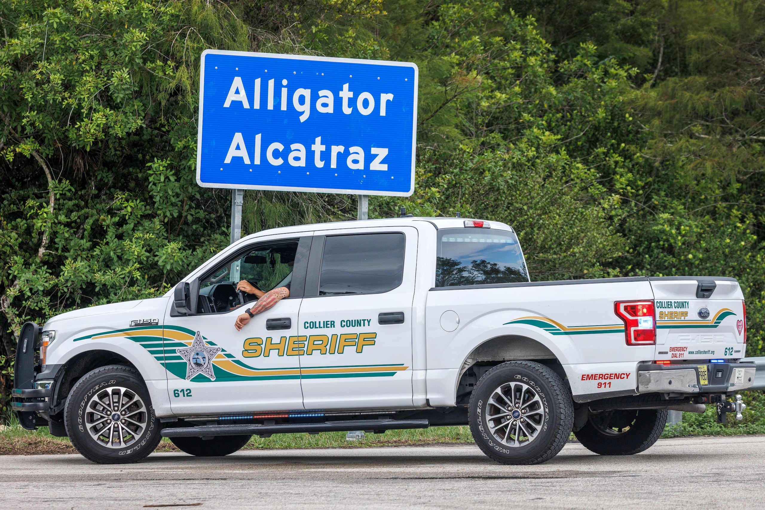Foto de archivo de un alguacil que custodia la entrada del centro de detención Alligator Alcatraz durante una vigilia en Ochopee, Florida.