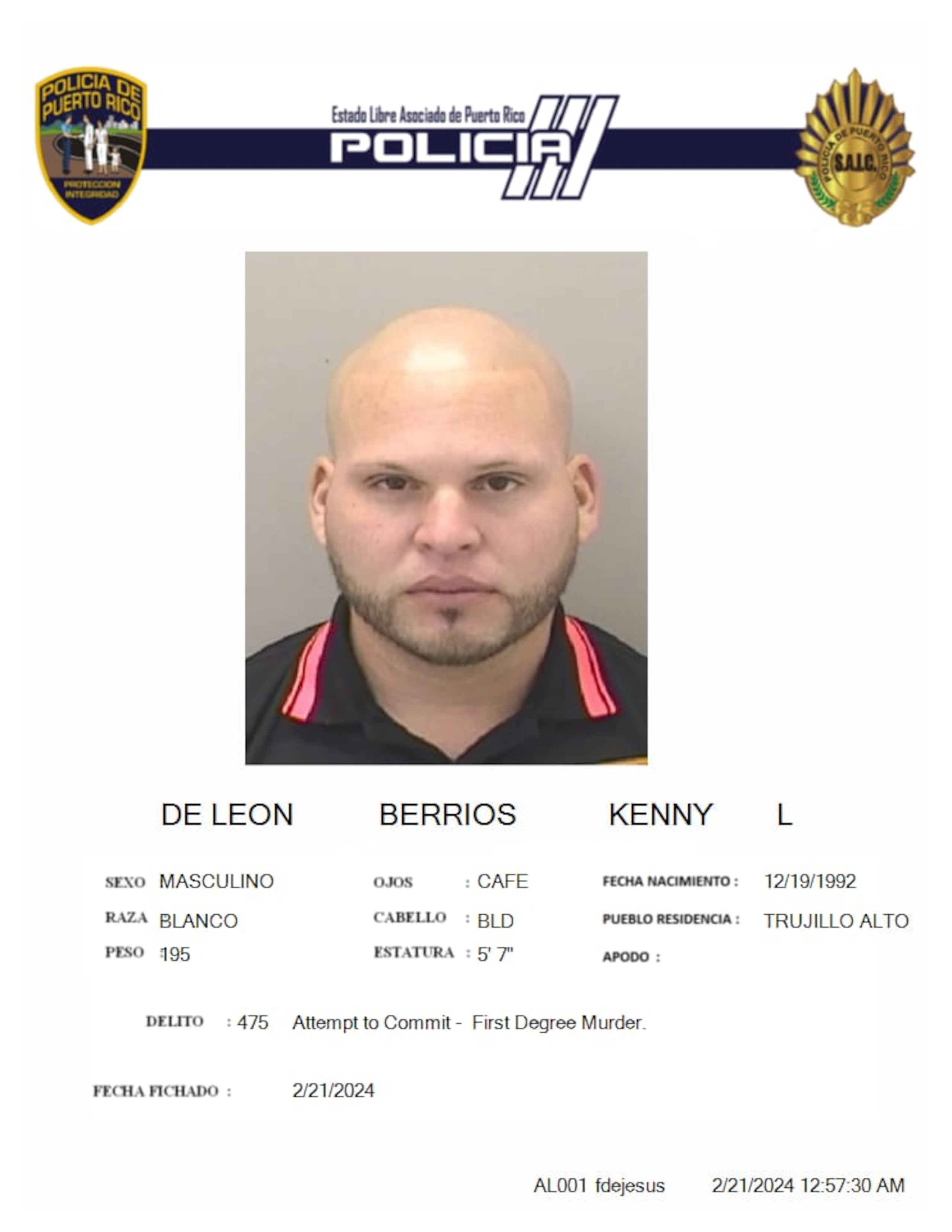 Kenny Luis De León Berríos, está acusado por violaciones a la Ley de Armas, tentativa de asesinato y poner en riesgo a la seguridad u orden público al disparar un arma de fuego.
