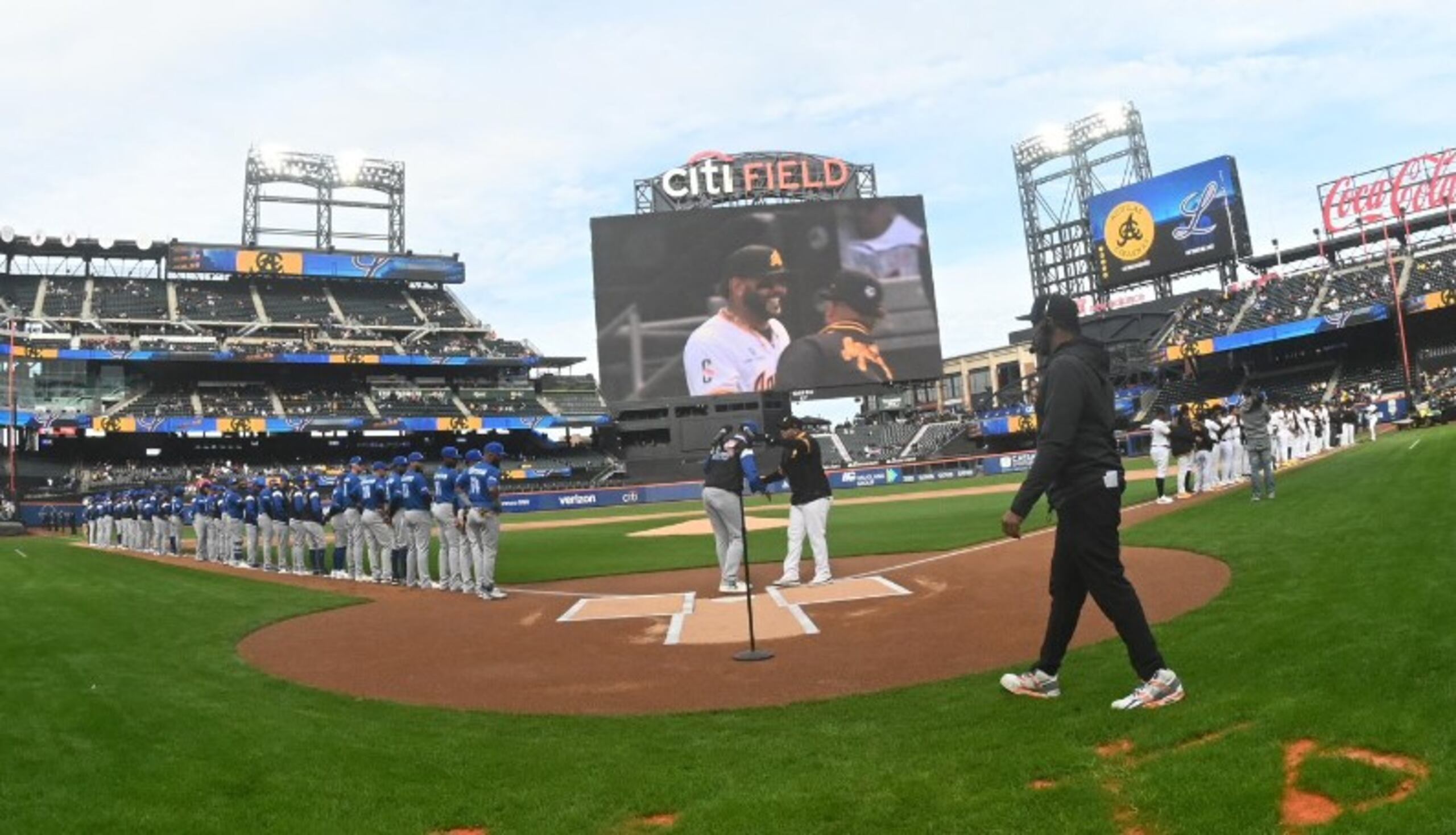 Los Tigres y las Águilas jugaron dos partidos en el Citi Field este fin de semana. En la foto los dirigentes se saludan antes del partido. (X / @lidomrd)