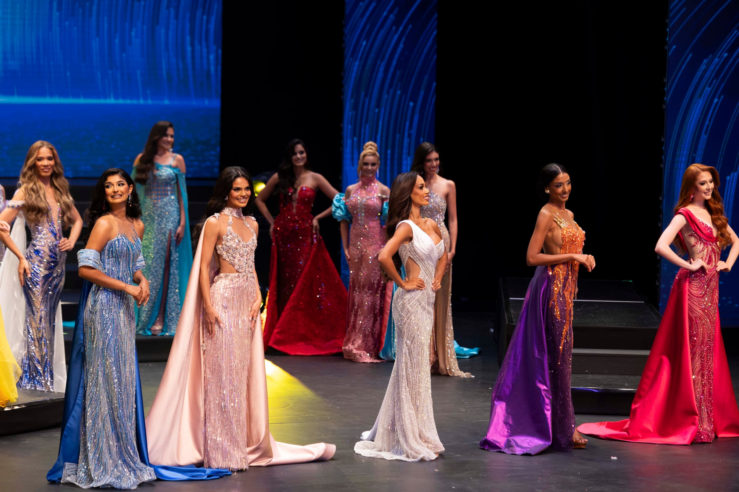 Las cinco finalistas del concurso de belleza.