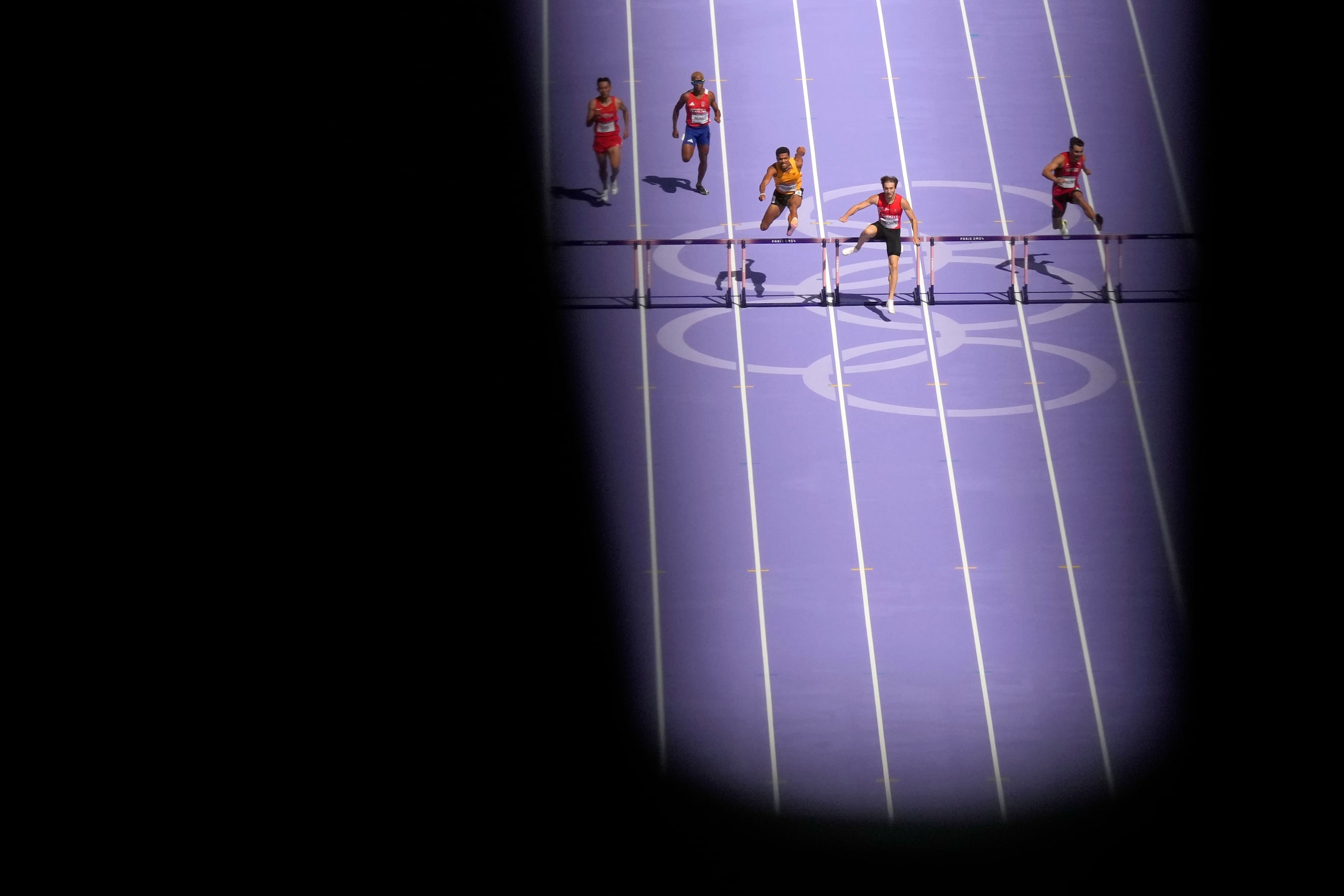 Los corredores compiten en un repechaje de los 400 metros con vallas de hombres en el atletismo de los Juegos Olímpicos de París, el martes 6 de agosto de 2024, en Saint-Denis, Francia.