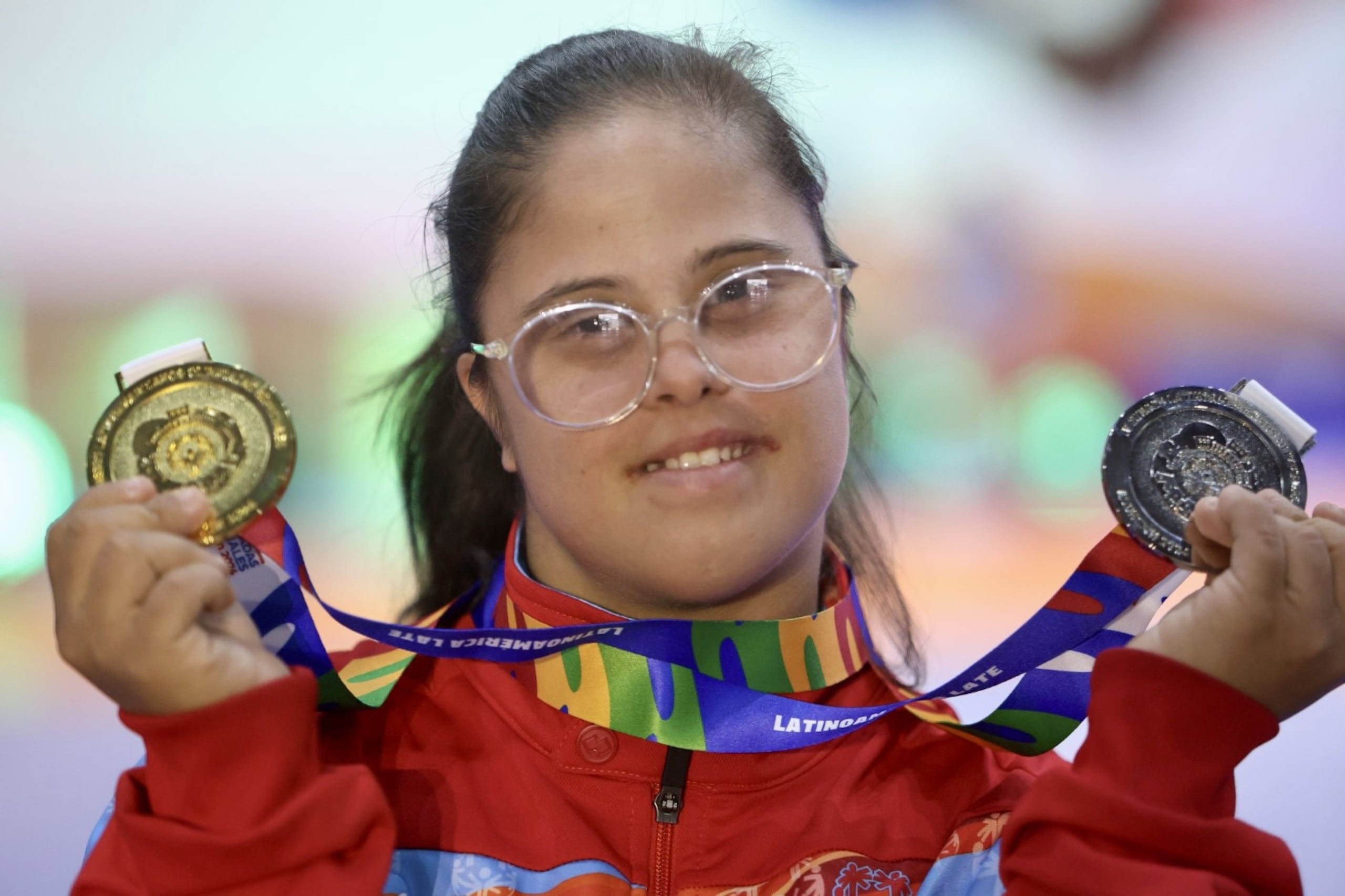 Joyce De Jesús muestra las dos preseas que ganó en levantamiento de potencia en los Juegos Latinoamericanos de Olimpiadas Especiales.