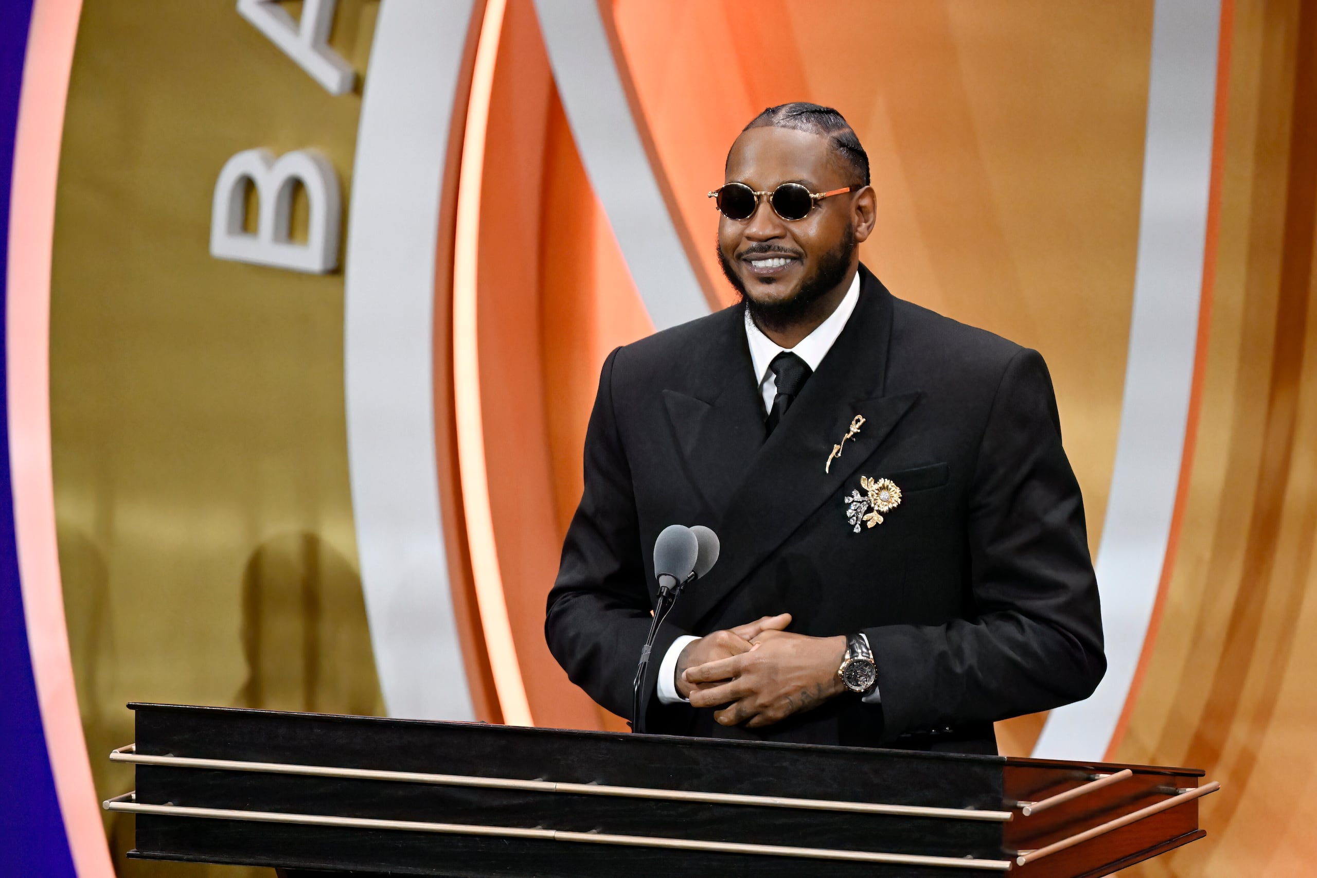Carmelo Anthony habla durante su ceremonia de asunción al Salón de la Fama del Baloncesto.