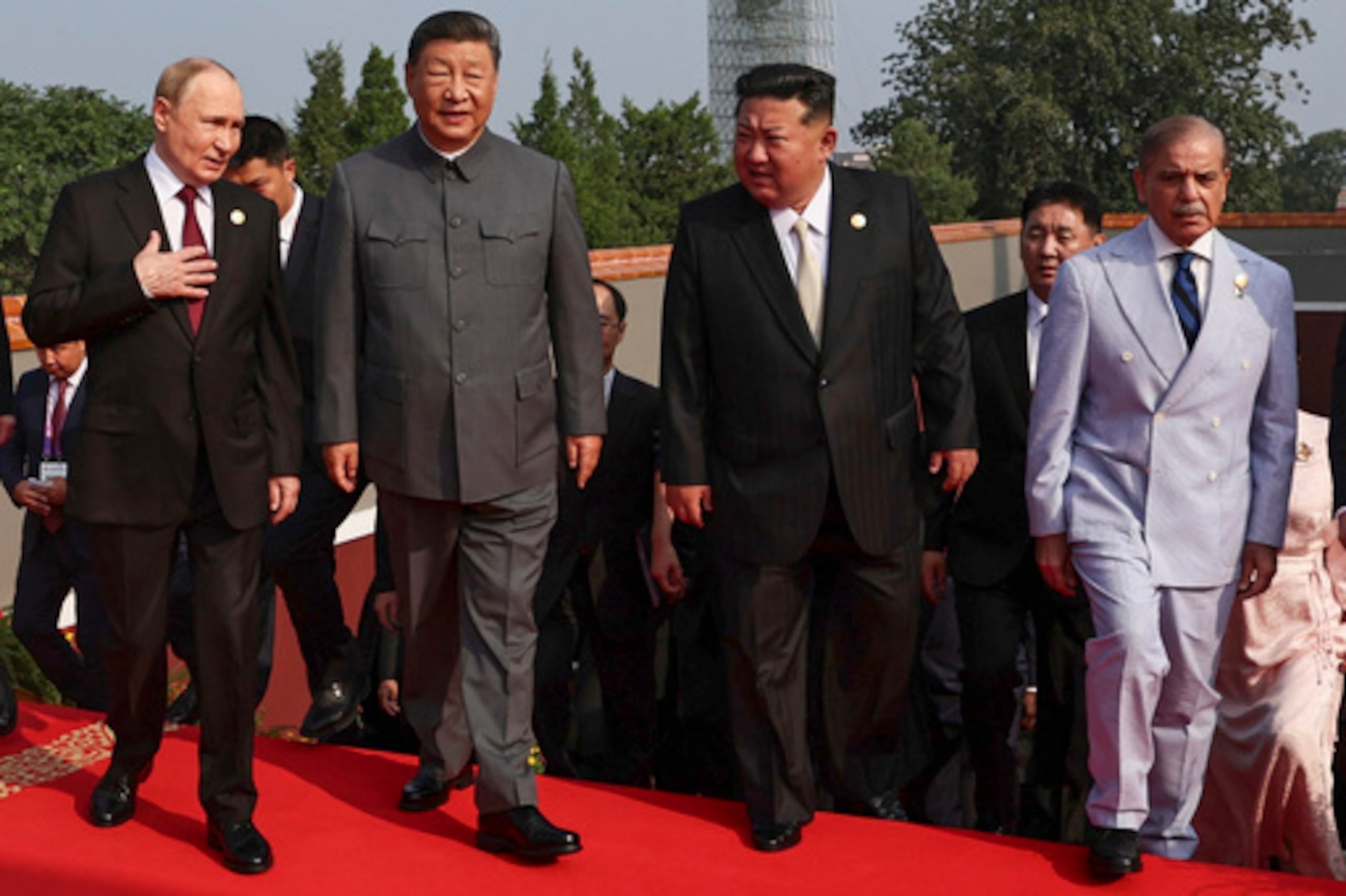Líderes mundiales en desfile en Beijing. Putin, Xi, Kim Jong Un y Sharif presentes.