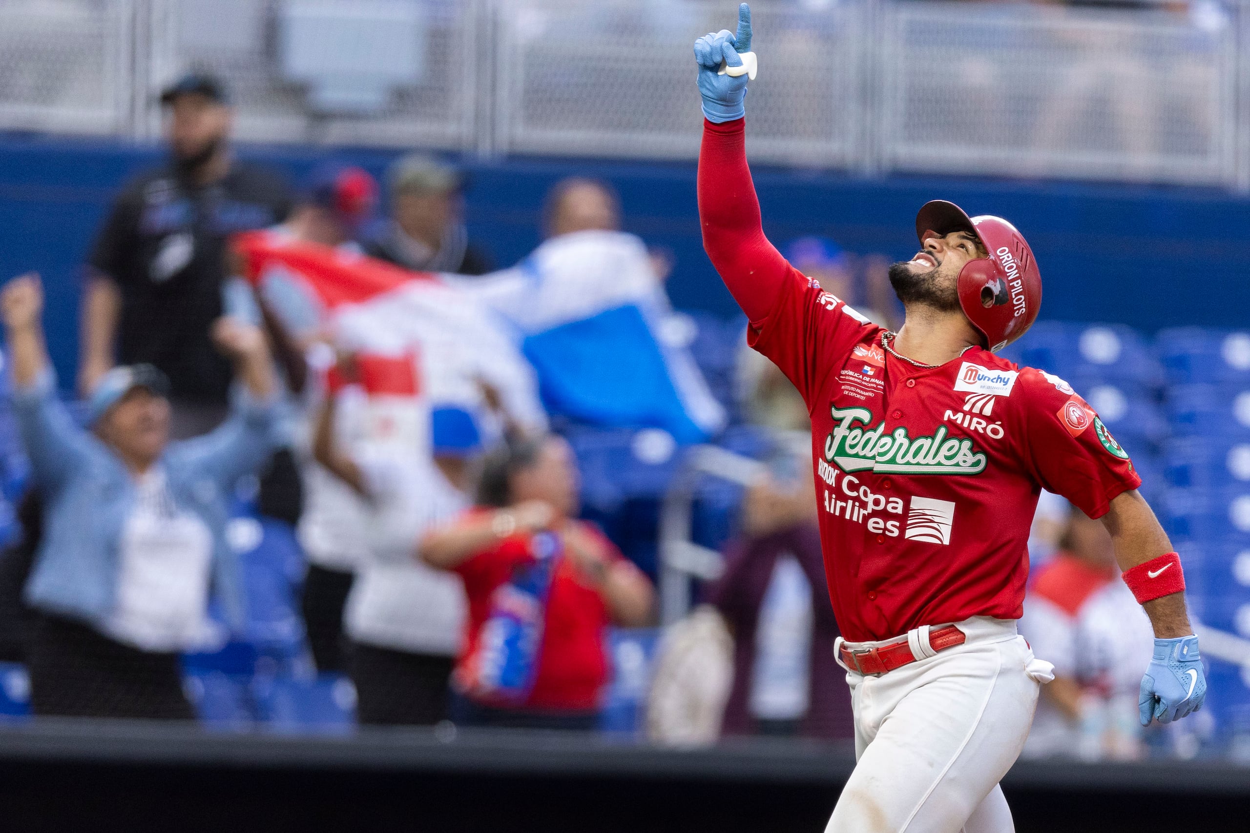 Iván Herrera, de los Federales de Chiriquí, corre las bases luego de pegar un cuadrangular frente a los Suns de Curazao.