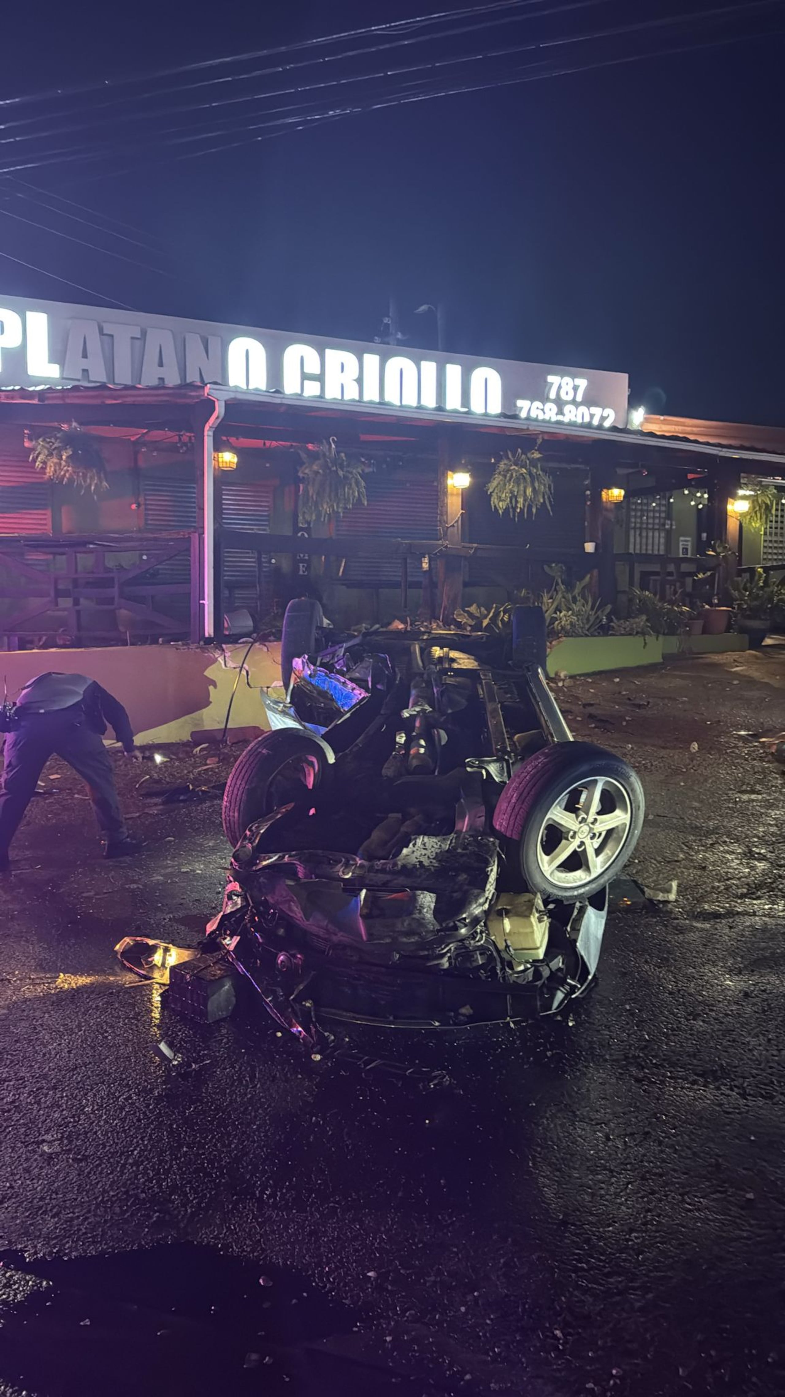 Un conductor, identificado como Benny Joel Cordero Rivera, falleció al estrellar su vehículo con la pared de un negocio en Carolina.