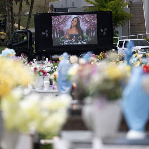 FOTOS: Cientos abarrotan las calles de Aibonito para despedir a adolescente asesinada