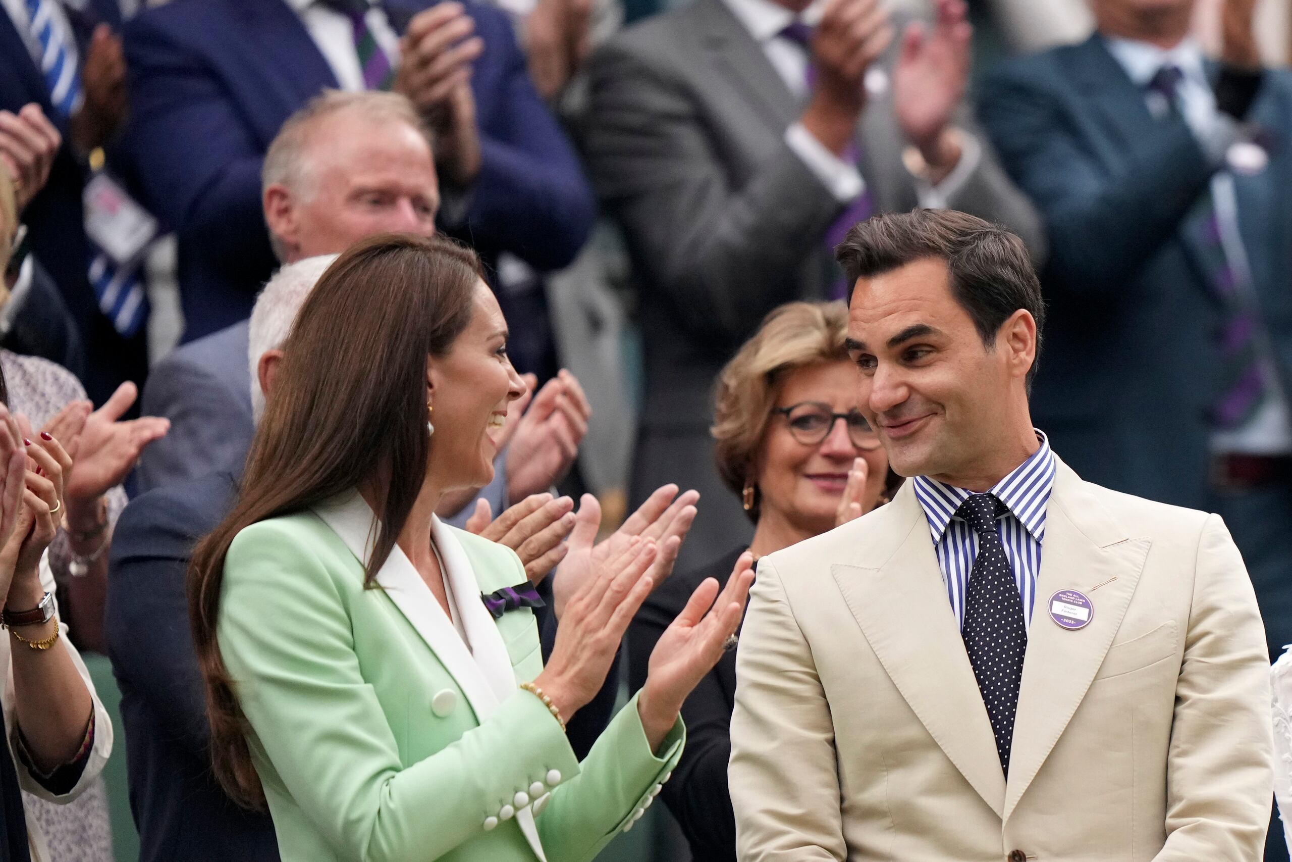 Roger Federer sonríe mientras sostiene una conversación privada con la Princesa Catalina.