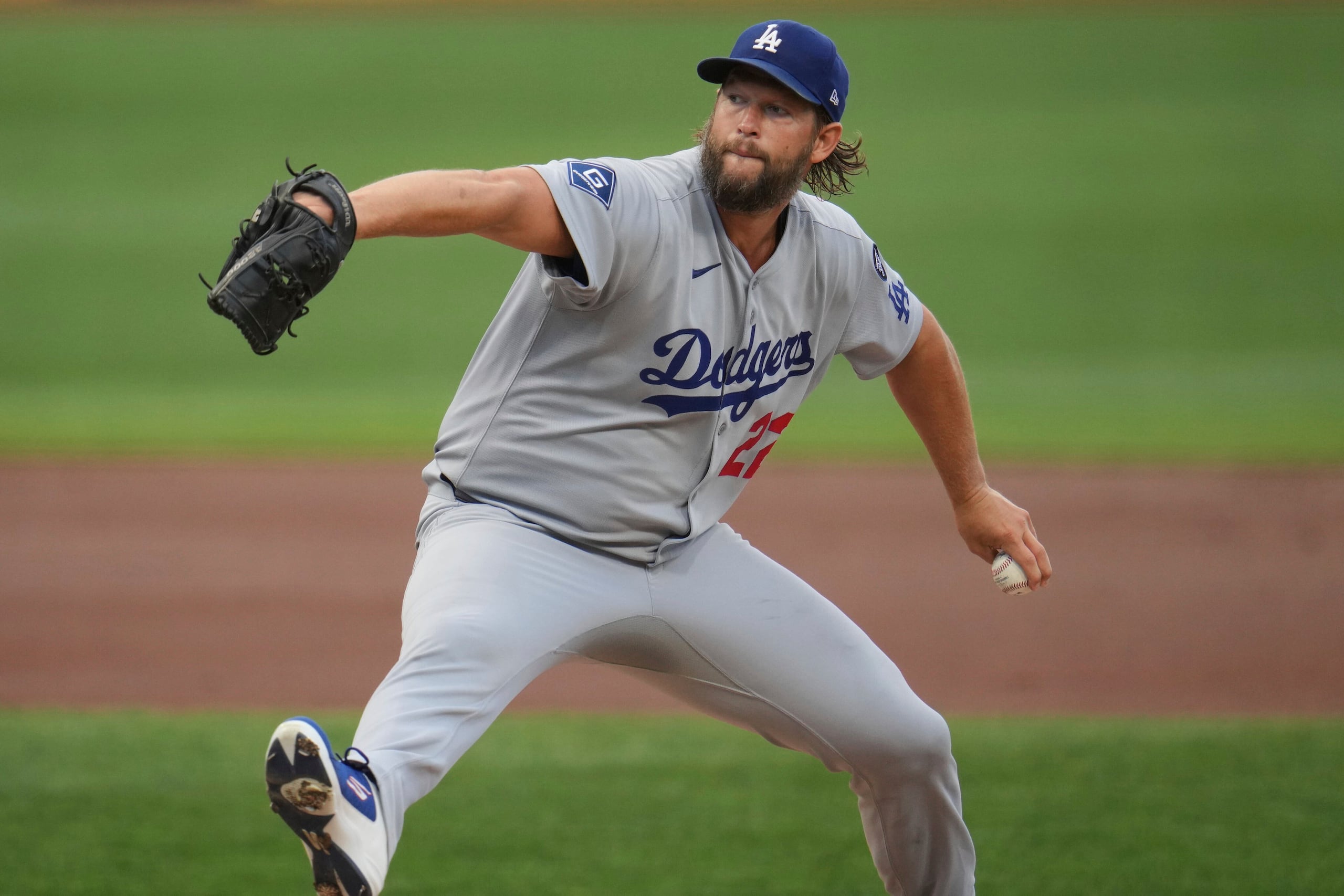 Clayton Kershaw, de los Dodgers de Los Ángeles, lanza contra los Pirates de Pittsburgh en la temporada 2025 de MLB.