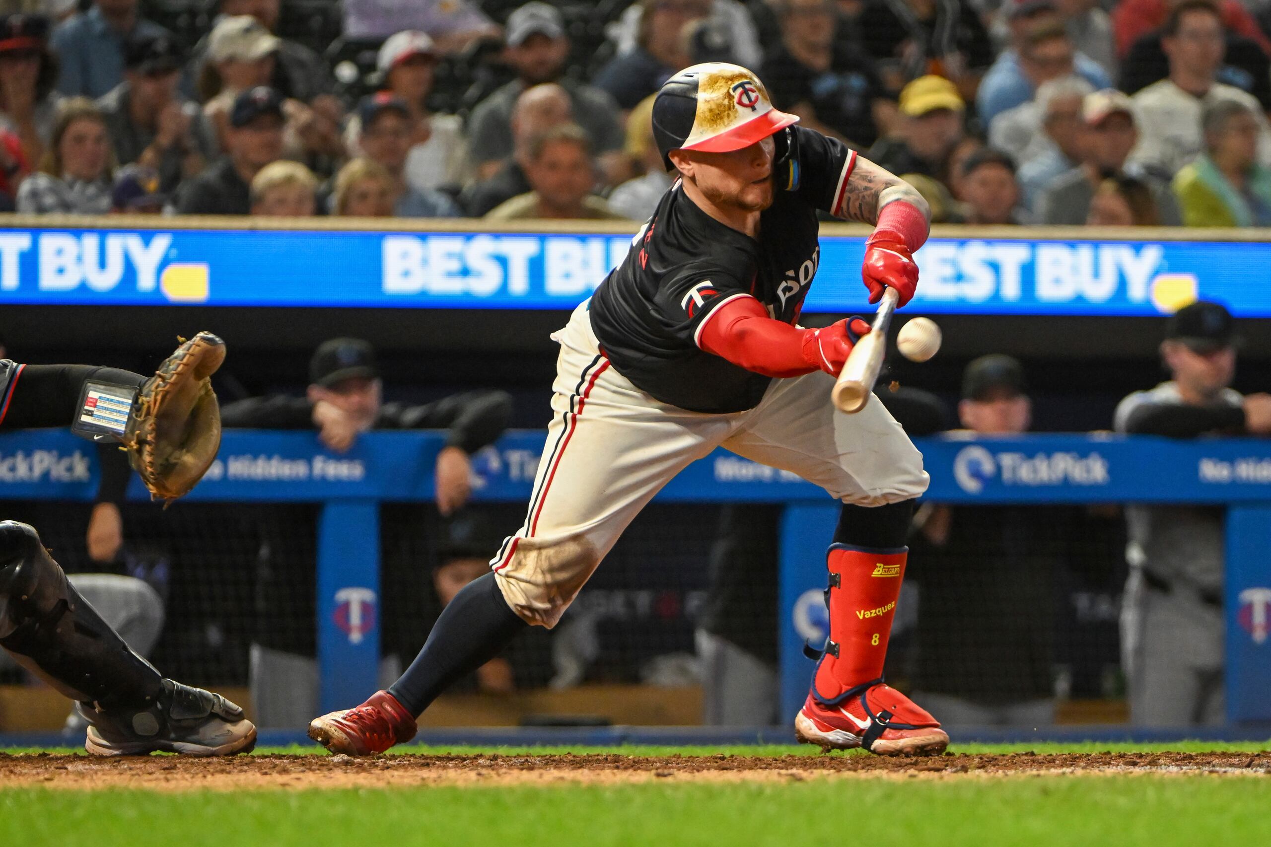 El puertorriqueño Christian Vázquez, de los Mellizos de Minnesota, toca la bola para producir una carrera ante los Marlins de Miami, el miércoles 25 de septiembre de 2024  (AP Foto/Craig Lassig)