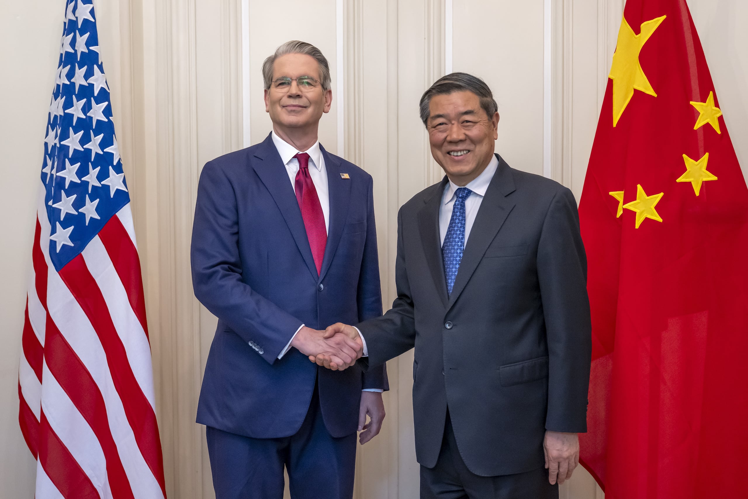 El secretario del Tesoro de Estados Unidos, Scott Bessent (izquierda) y el vice primer ministro de China, He Lifeng (derecha). (EFE/MARTIAL TREZZINI/POOL/ARCHIVO)