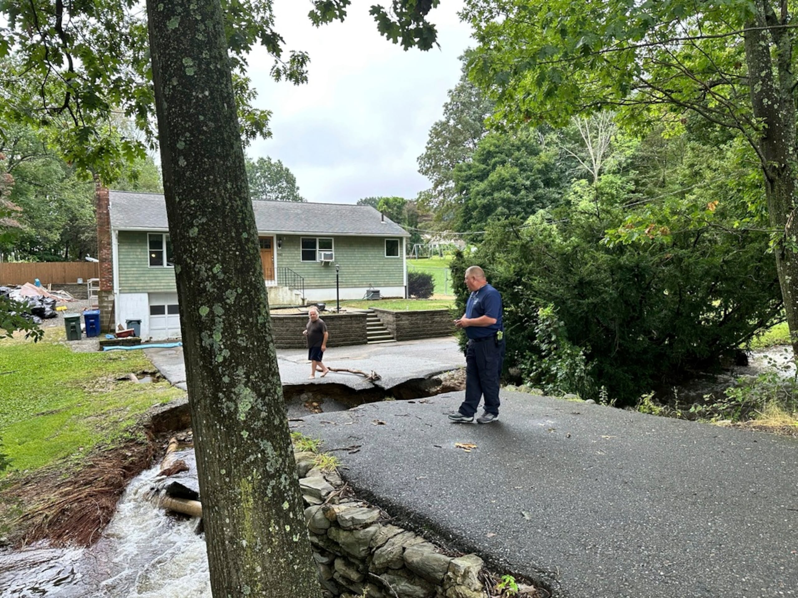 John Schuller miraba los daños en la carretera que conduce a su casa en Leominster, Massachusetts, el martes.