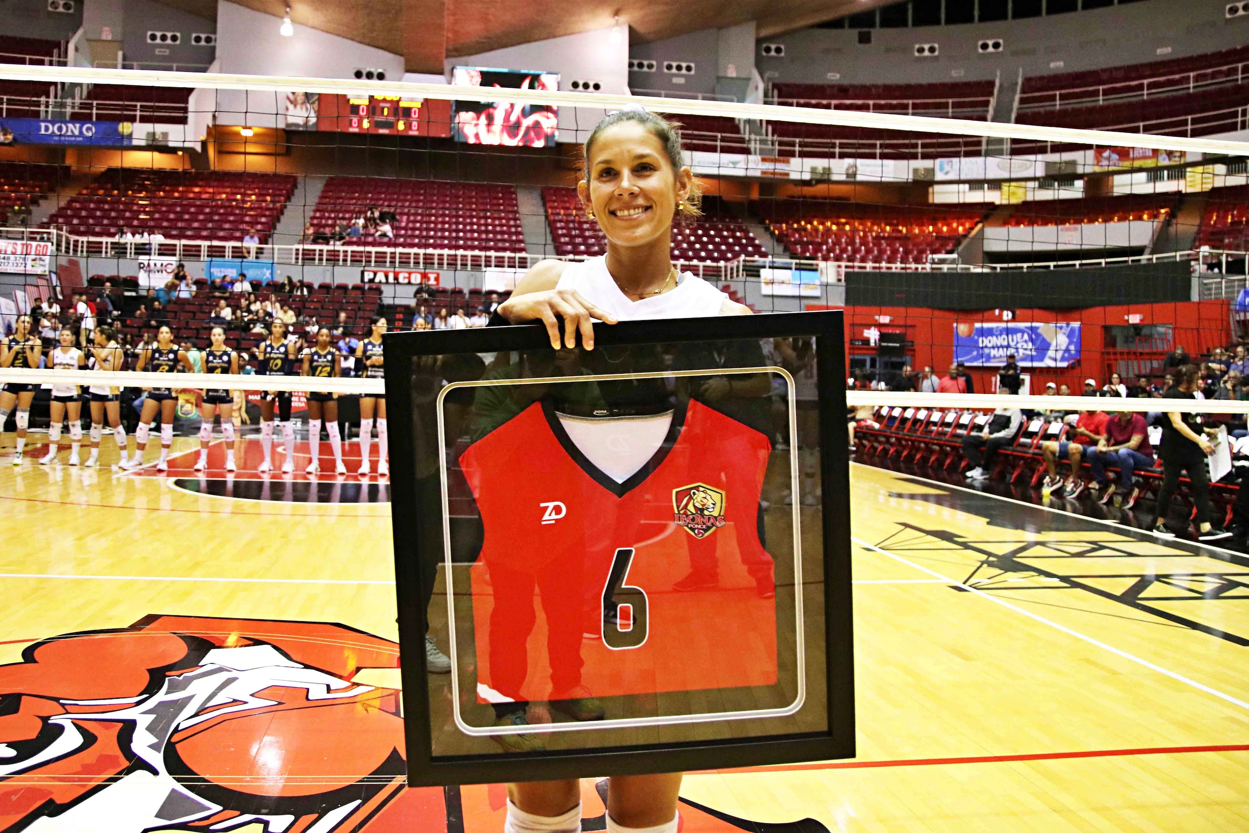 Stephanie Enright muestra su número 6.