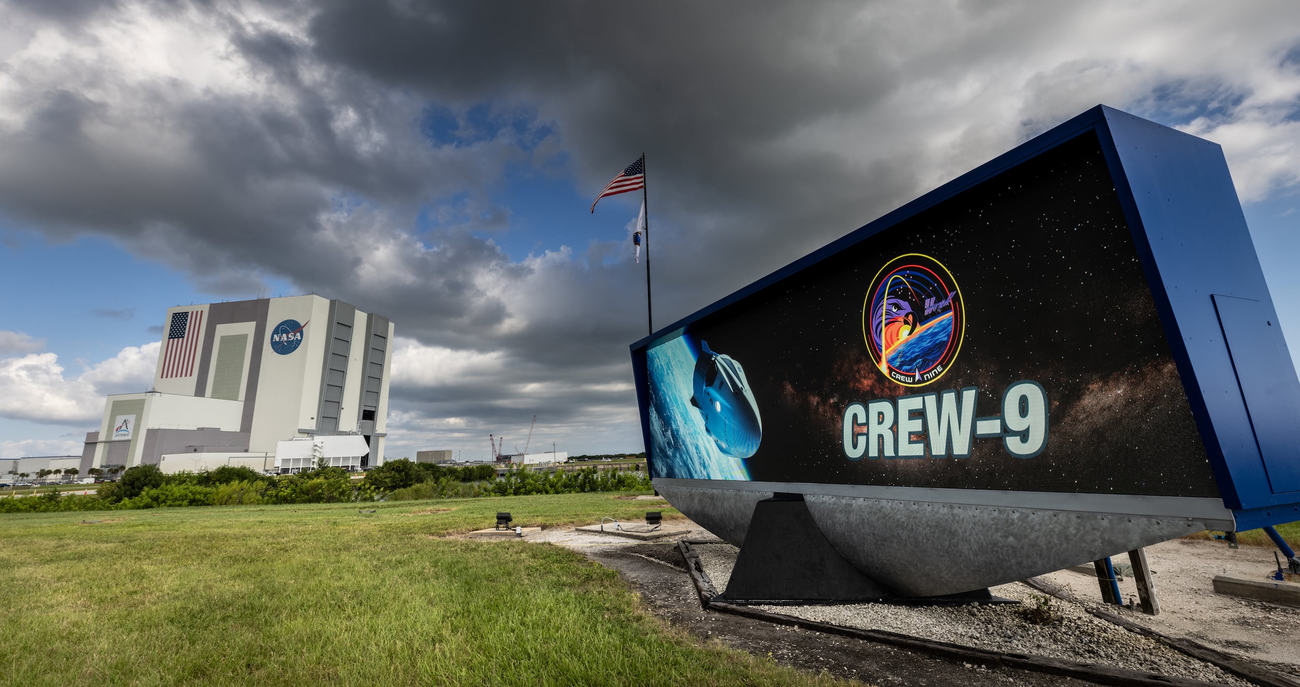 La pantalla de la cuenta regresiva de la misión SpaceX Crew-9 puesta en la entrada el Centro de Noticias de la NASA, este martes en el Centro Espacial Kennedy en Florida (Estados Unidos). {EFE/ Cory Huston /NASA/ SOLO USO EDITORIAL/ SOLO DISPONIBLE PARA ILUSTRAR LA NOTICIA QUE ACOMPAÑA (CRÉDITO OBLIGATORIO)}
