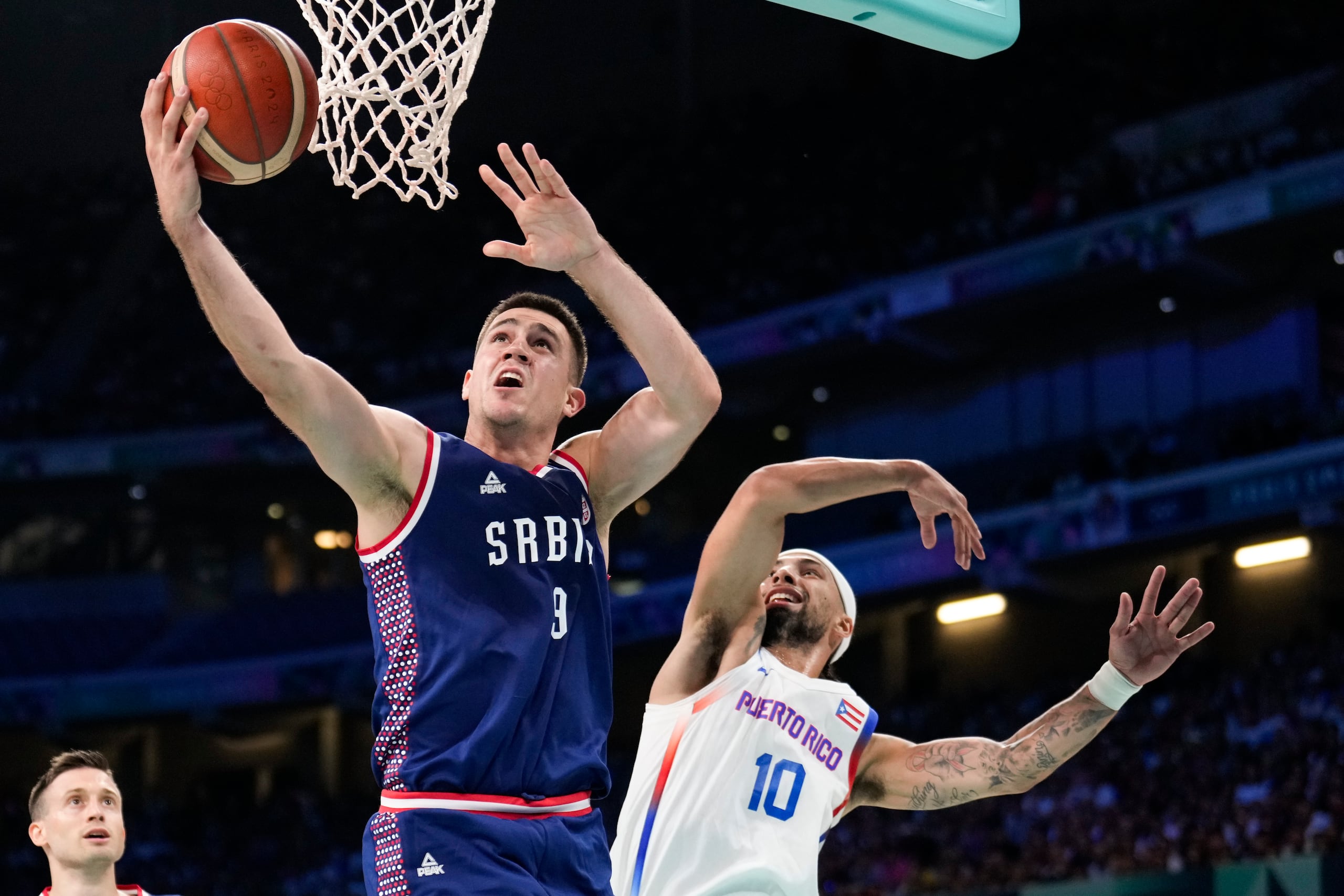 Vanja Marinkovic lanza frente a la defensa de José Alvarado.