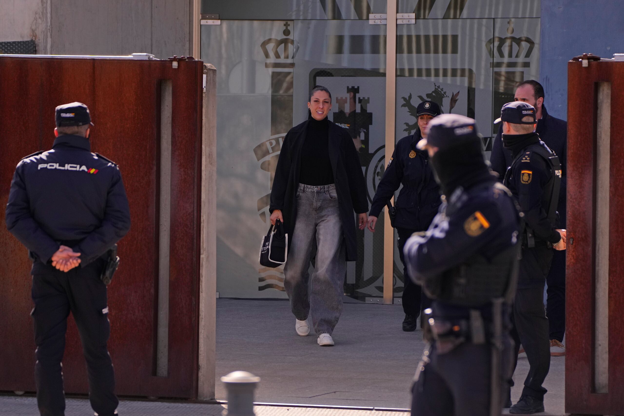 Jenni Hermoso se retira de un tribunal de Madrid, el lunes 3 de febrero de 2024, tras testificar en el juicio contra Luis Rubiales, el ex presidente de la Federación Española de fútbol, acusado de besar sin su consentimiento a la jugadora. (AP Foto/Manu Fernández)