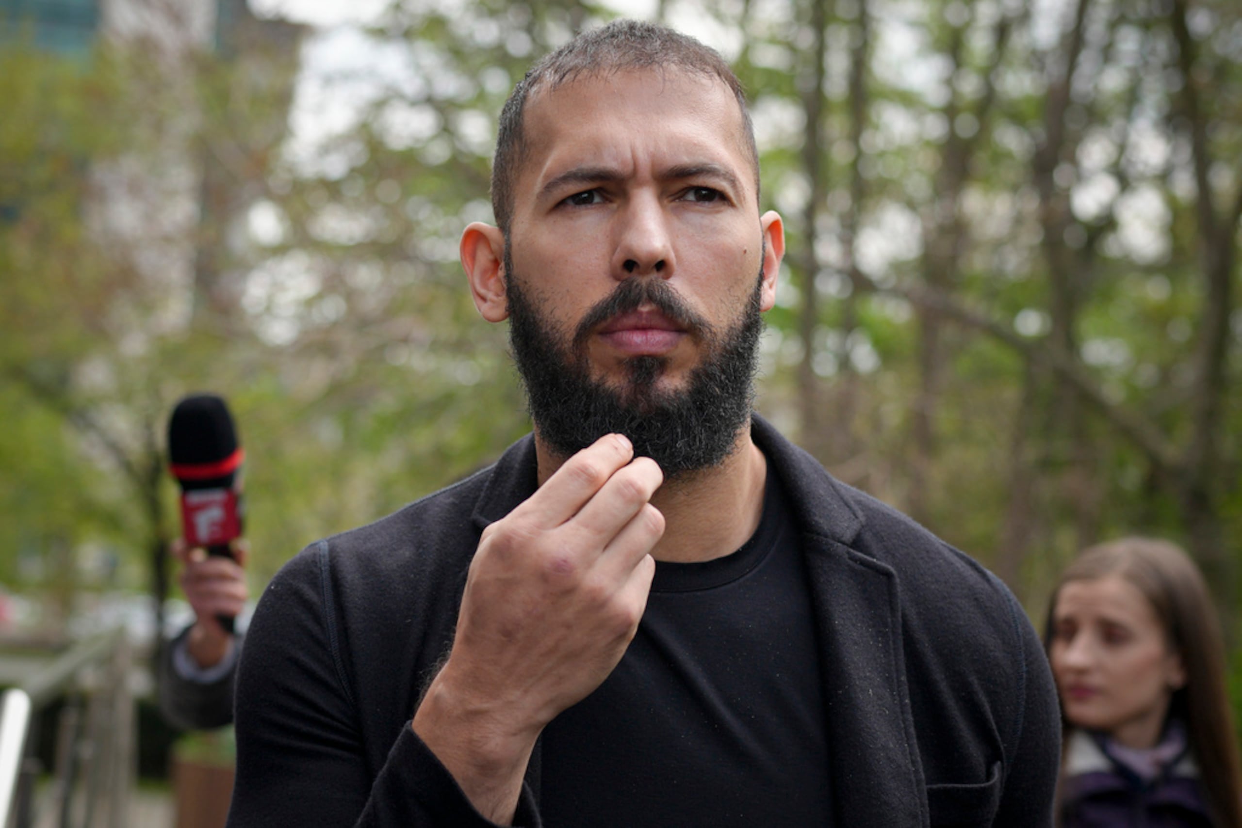 Andrew Tate insiste en que las autoridades rumanas no tienen evidencias en su contra y que el caso es una conspiración política para silenciarlo.