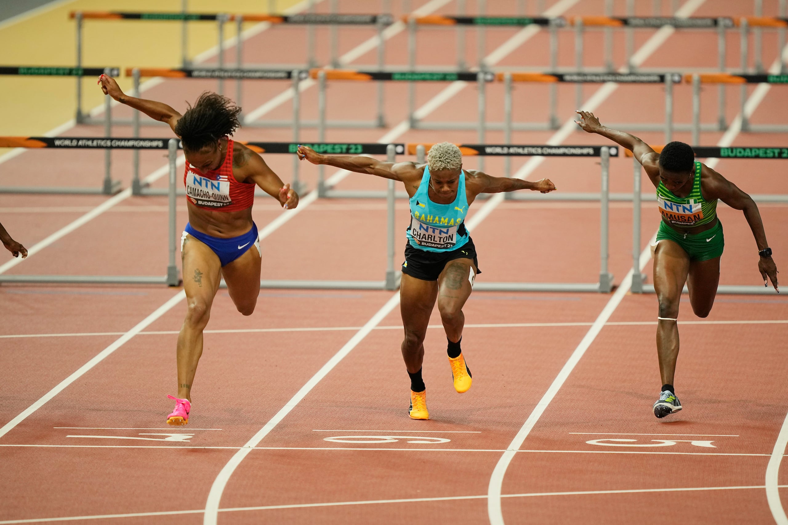 Como lo demuestra esta foto del Mundial 2023, con Camacho Quinn (izquierda), Denynne Charlton (centro) y Tobi Amusan (izquierda) tirándose simultáneamente en la meta, la temporada de 100 metros con vallas del 2024 tiene el nivel competitivo más alto que ha visto el coach de Camacho Quinn.
