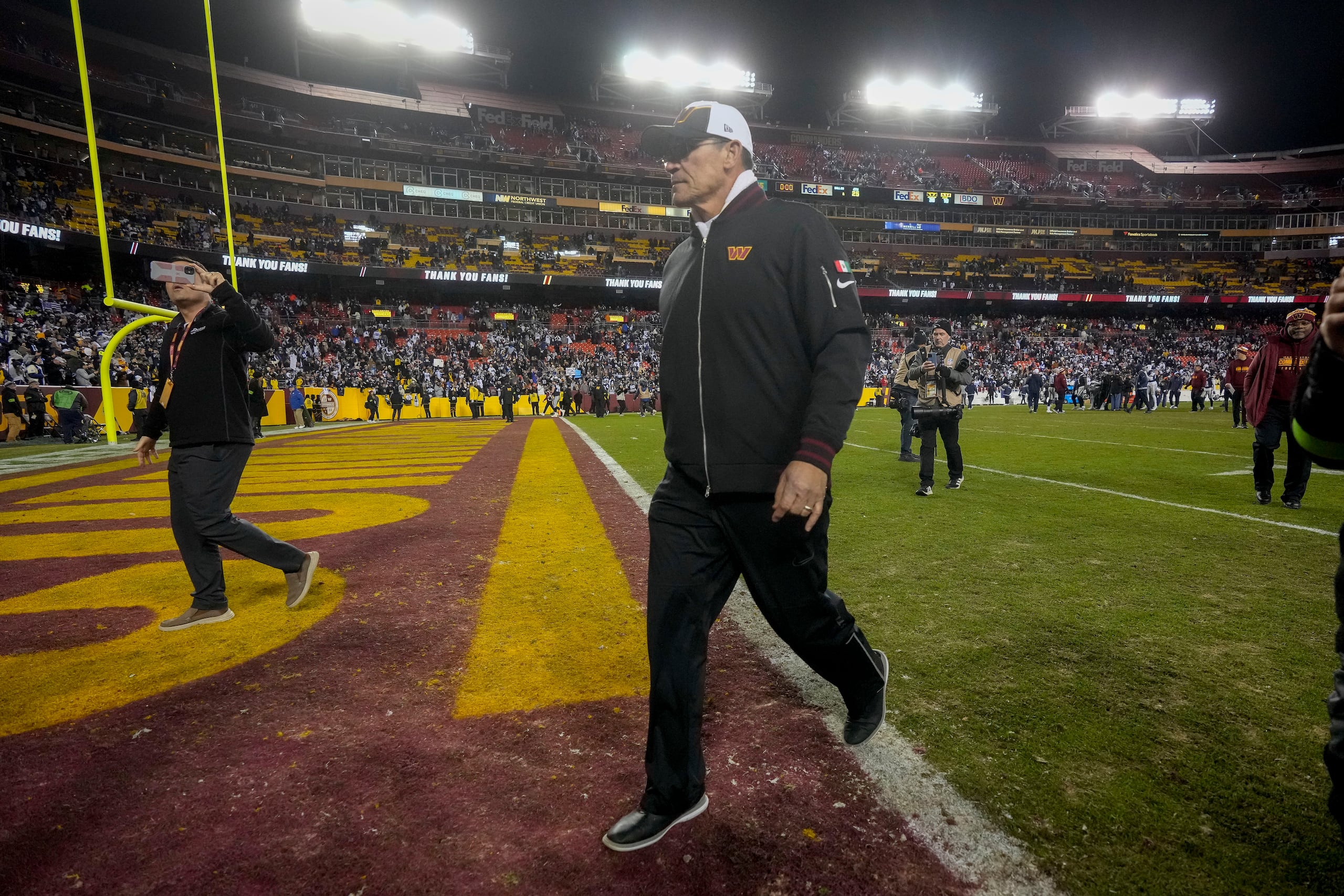 El entrenador en jefe de los Commanders de Washington Ron Rivera se retira del campo de juego tras el partido ante los Cowboys de Dallas, el domingo 7 de enero de 2024, en Landover, Maryland. Rivera fue cesado del cargo, el lunes 8 de enero de 2024.
