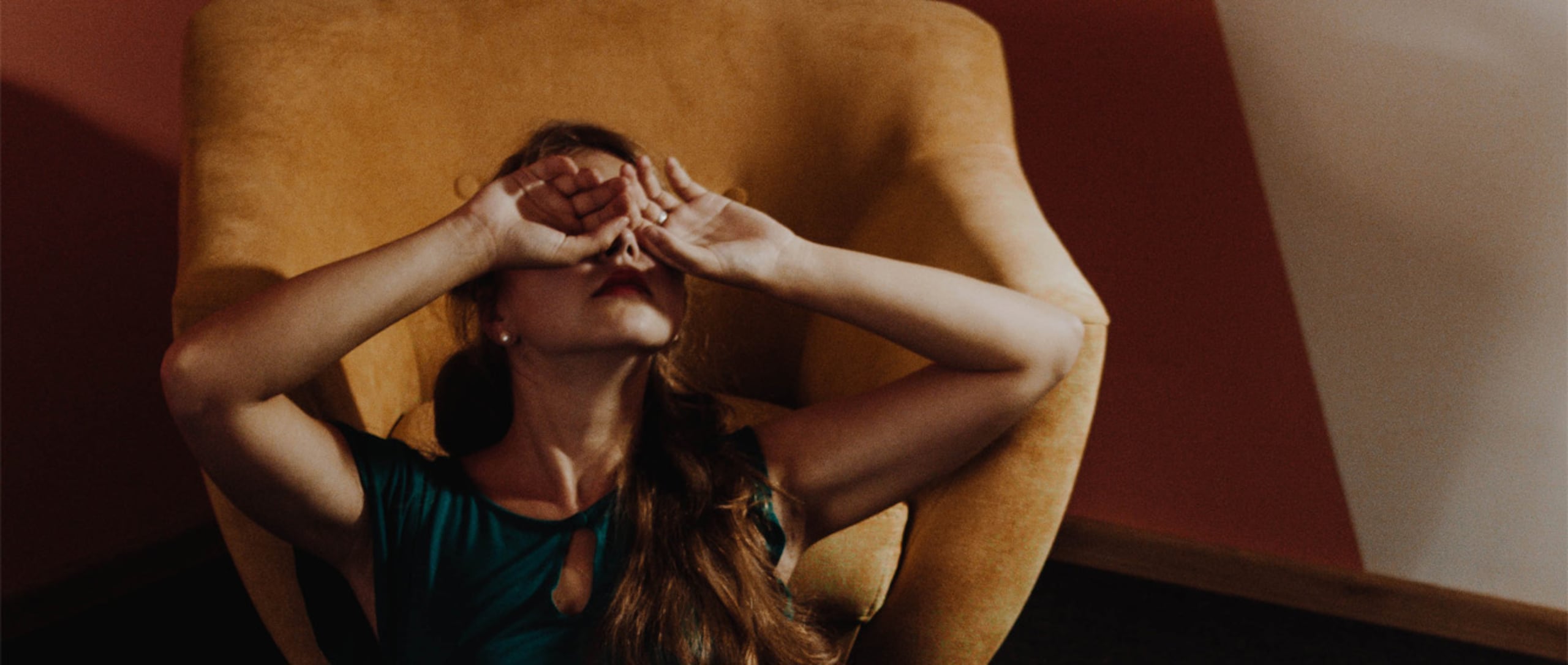 Estos movimientos son causados por estrés, tensión, fatiga y falta de sueño. (Hanna Postova / Unsplash)