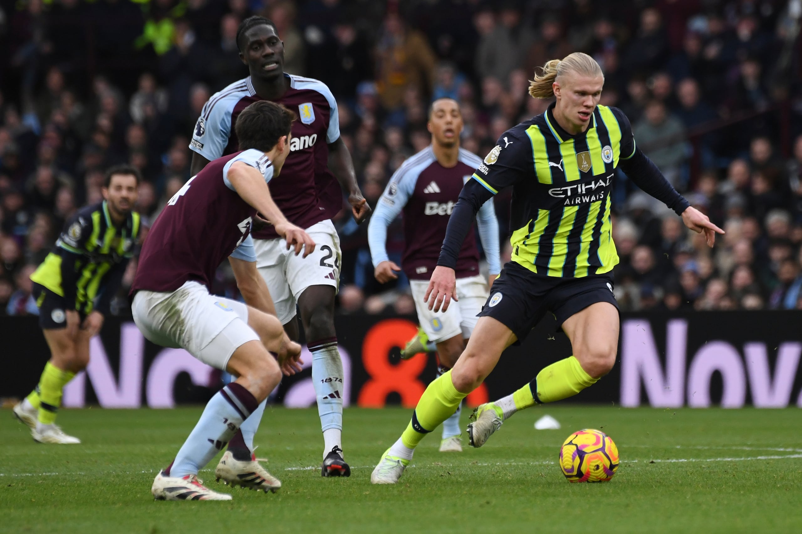 Erling Haaland, a la derecha, contrala el balón frente a jugadores del Aston Villa.