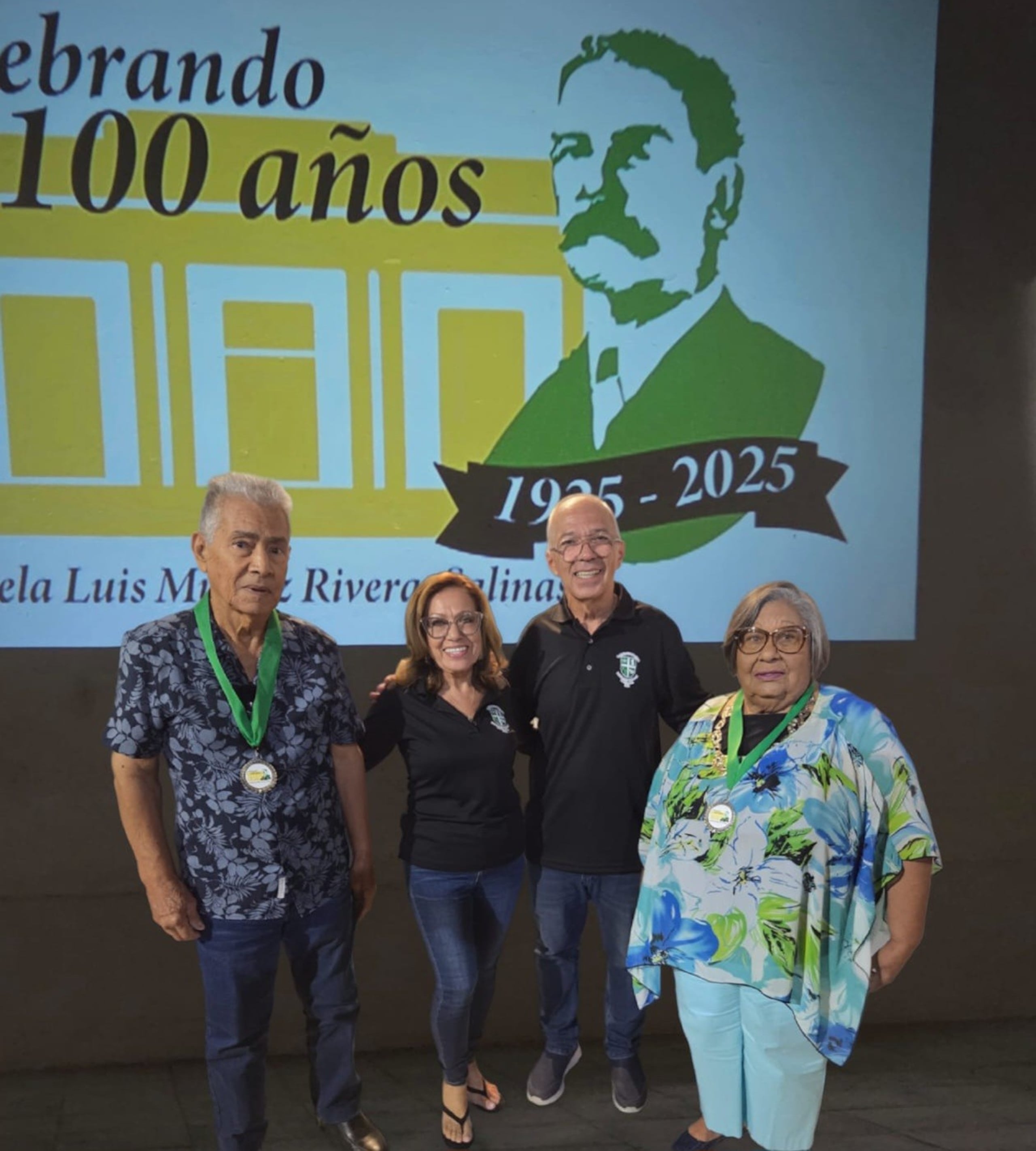 Al centro, Marinín Torregrosa y Emilio Nieves, vicepresidenta y presidente de
de La Sociedad Protectora del Patrimonio Cultural de Salinas Inc., entregaron medallas de reconocimiento a los profesores José Enrique "Kike" Rodríguez (izquierda) y Yolanda Correa (derecha).