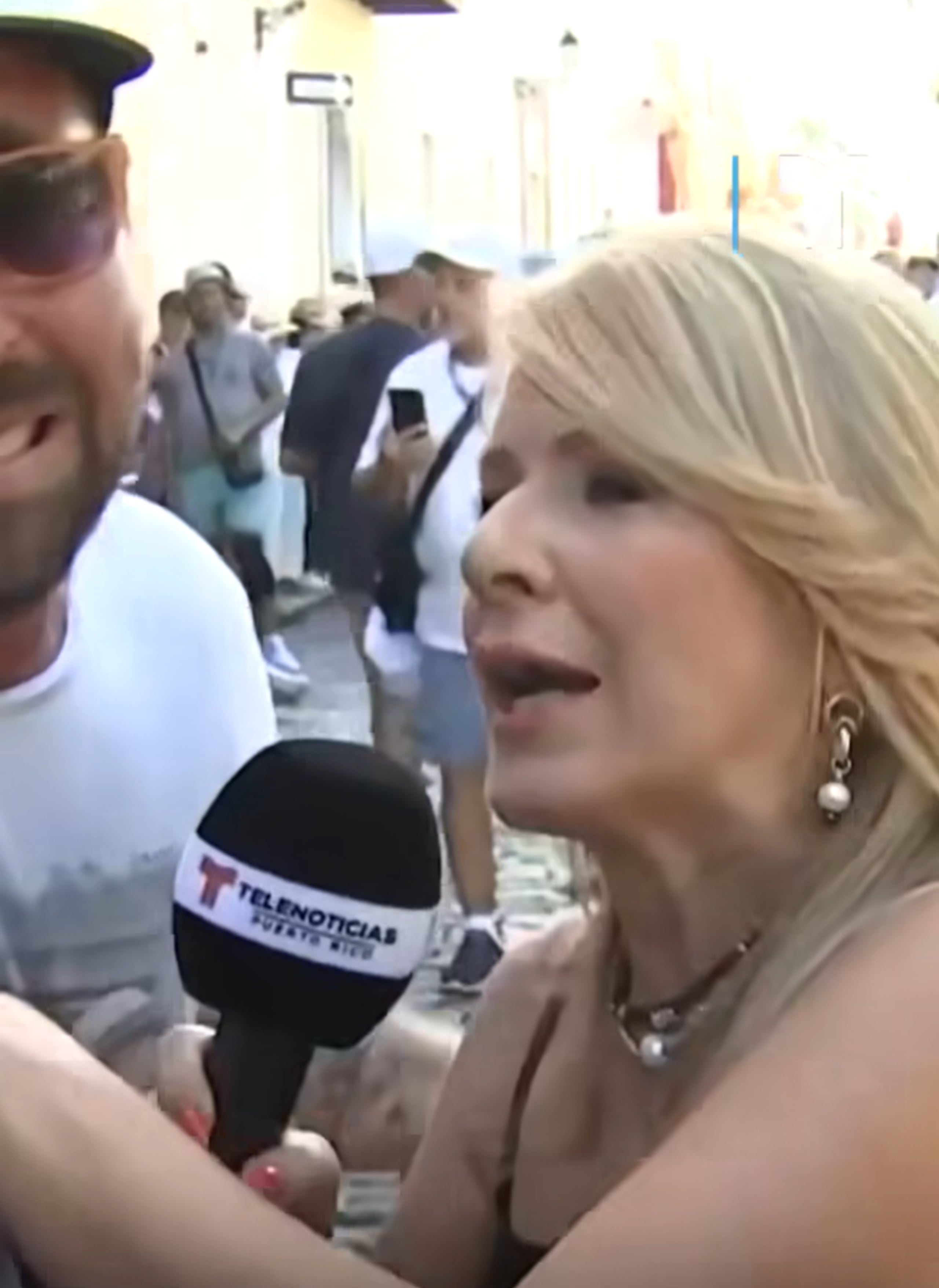 Lourdes Collazo mientras entrevistaba al turista.