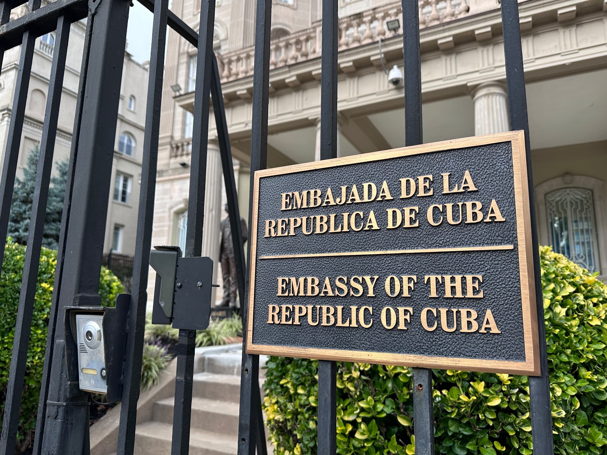 Vista hoy de un vallado en la entrada a sede de la Embajada de Cuba en EE.UU, en Washington, D.C (EE.UU). EFE/ Octavio Guzmán
