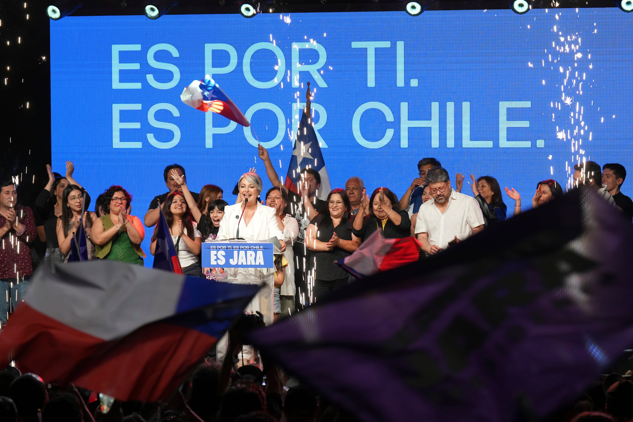 La candidata presidencial Jeannette Jara, de la coalición Unidad por Chile, se dirige a sus seguidores tras los primeros resultados de las elecciones generales en Santiago de Chile, el domingo 16 de noviembre de 2025.