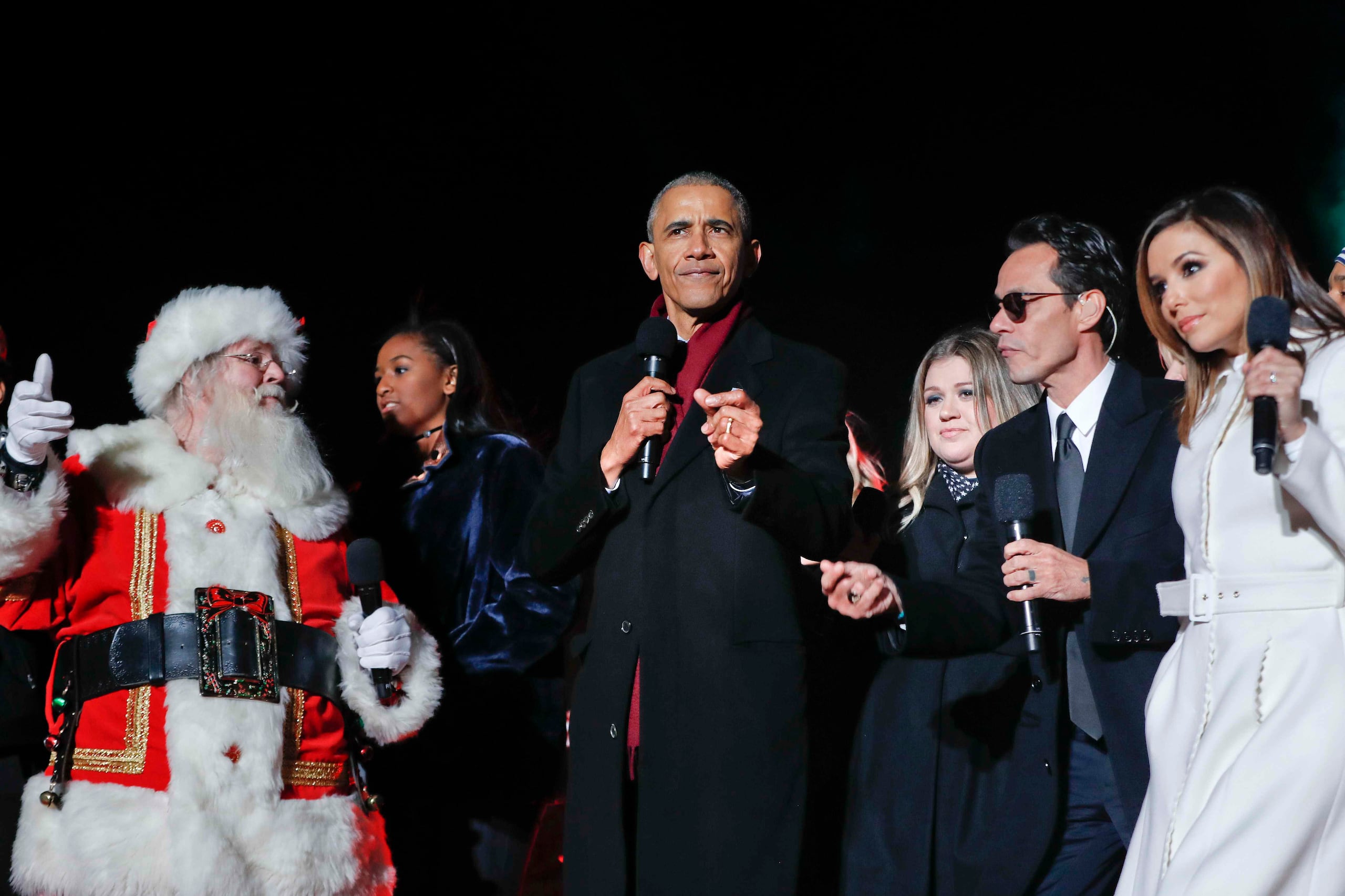 El presidente estadounidense cantó el tradicional cántico navideño “Jingle Bells”. (AP)