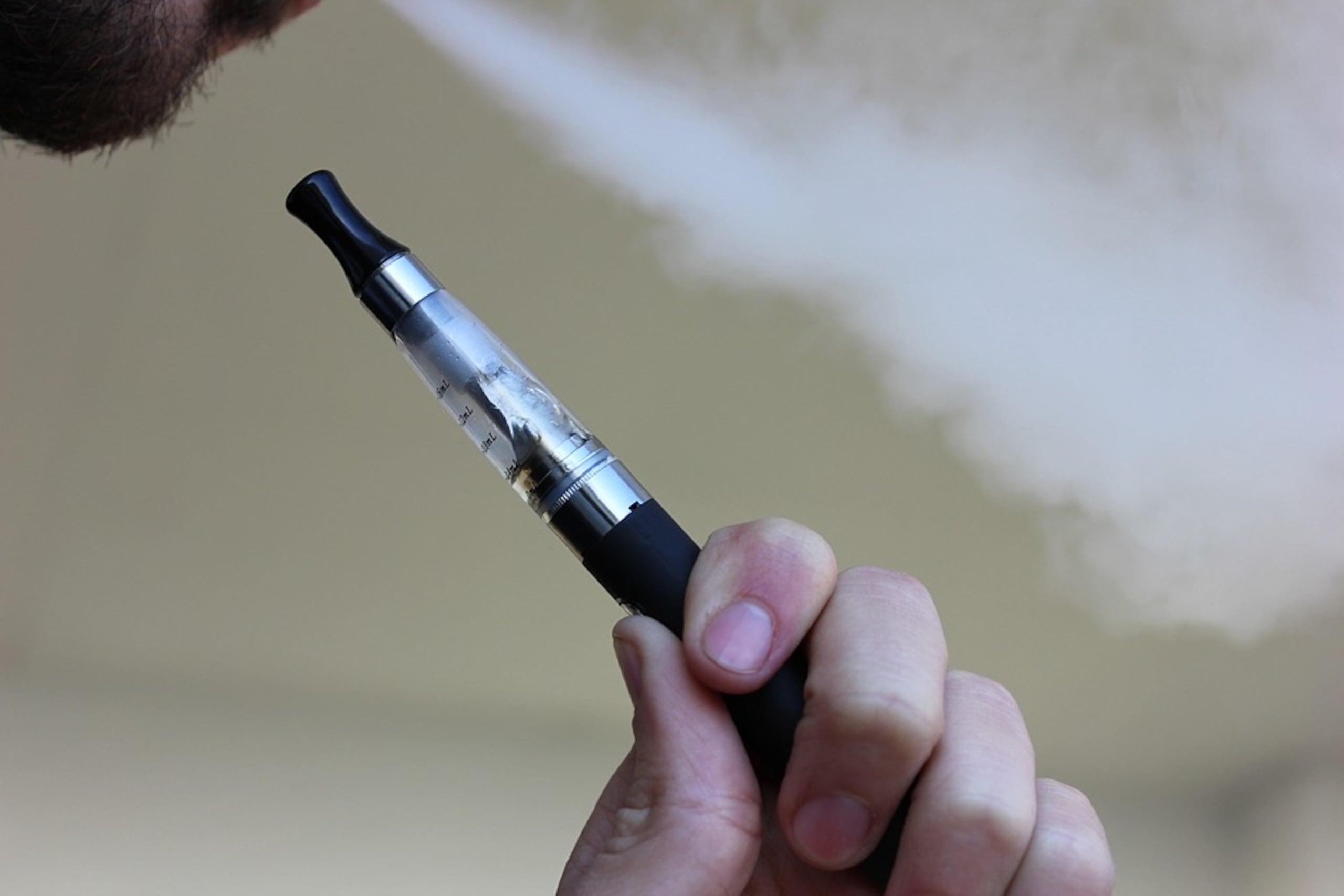 En algunos pacientes se ha descrito una variedad de sustancias que incluyen nicotinas y productos con base en marihuana y otras sustancias, que son manipuladas de manera autónoma para prepararlas para el vapeo. (Pixabay)