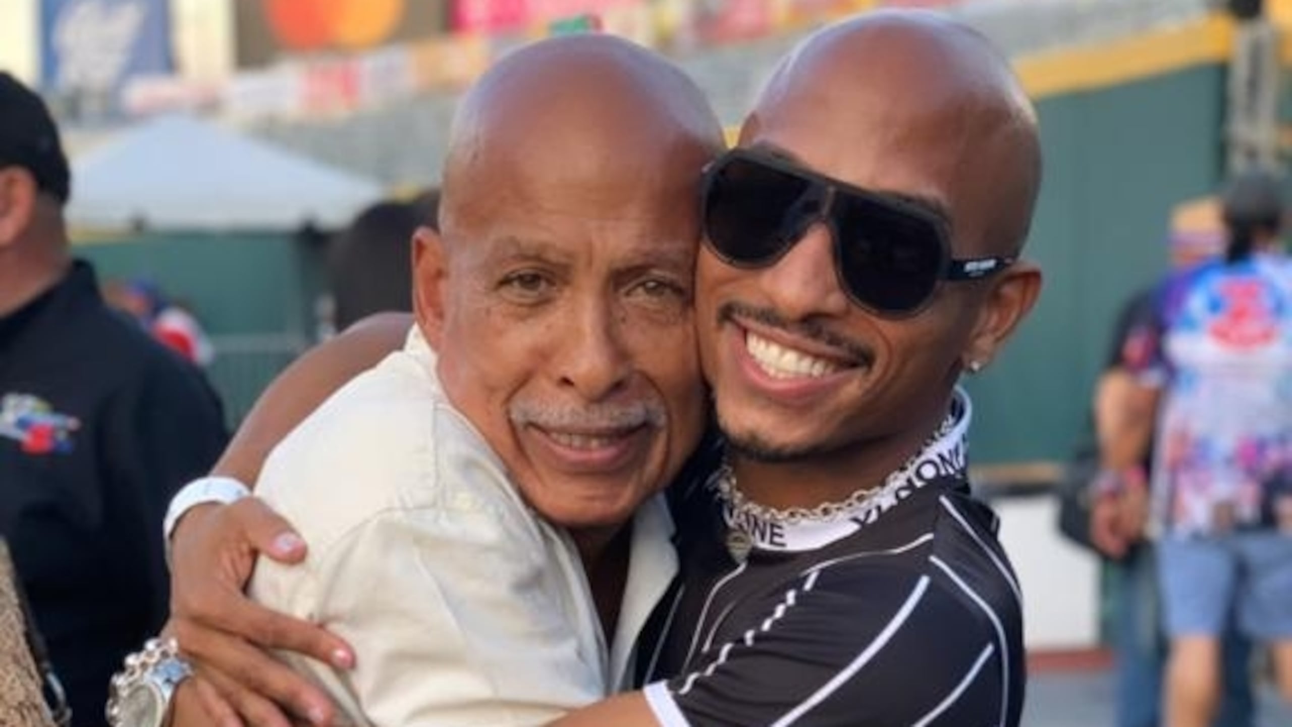 Papo Rosario, exintegrante de El Gran Combo, y su hijo Aniel.