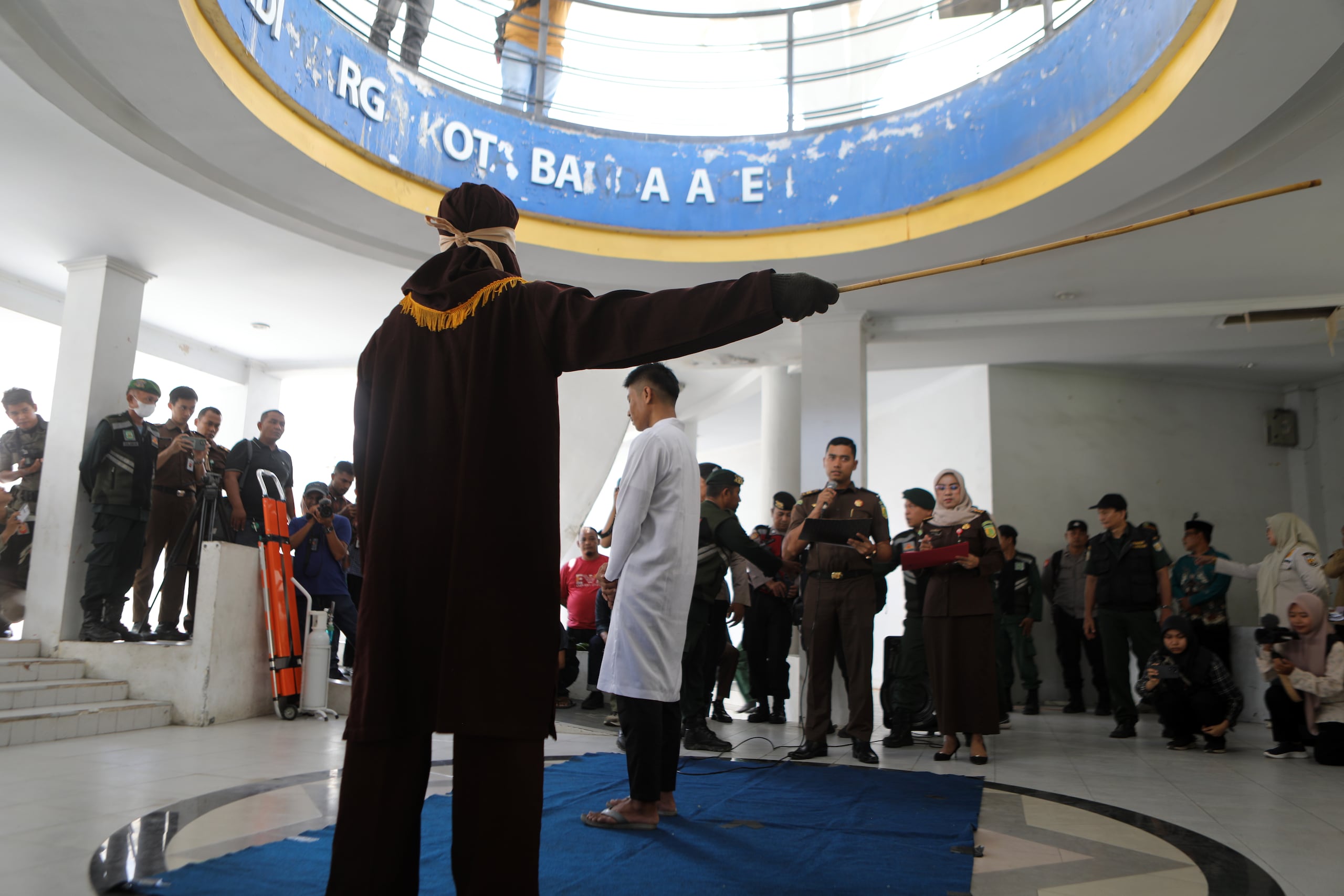 BANDA ACEH (Indonesia), 27/02/2025.- An Acehnese man (C) receives caning punishment in front of the public for having same-sex relationships, in Banda Aceh, Indonesia, 27 February 2025. The Banda Aceh Syar'iyah Court judge sentenced a same-sex couple with the initials DA, 18 years and AI, 24 years, to 80-85 lashes in public as they were proven to have violated sharia law regarding same-sex relationships, which in sharia language is called 'liwat'. Aceh is the only province in Indonesia that has implemented Sharia law and considers lesbian, gay, bisexual relationships and sex outside of marriage as violations of the law. EFE/EPA/HOTLI SIMANJUNTAK