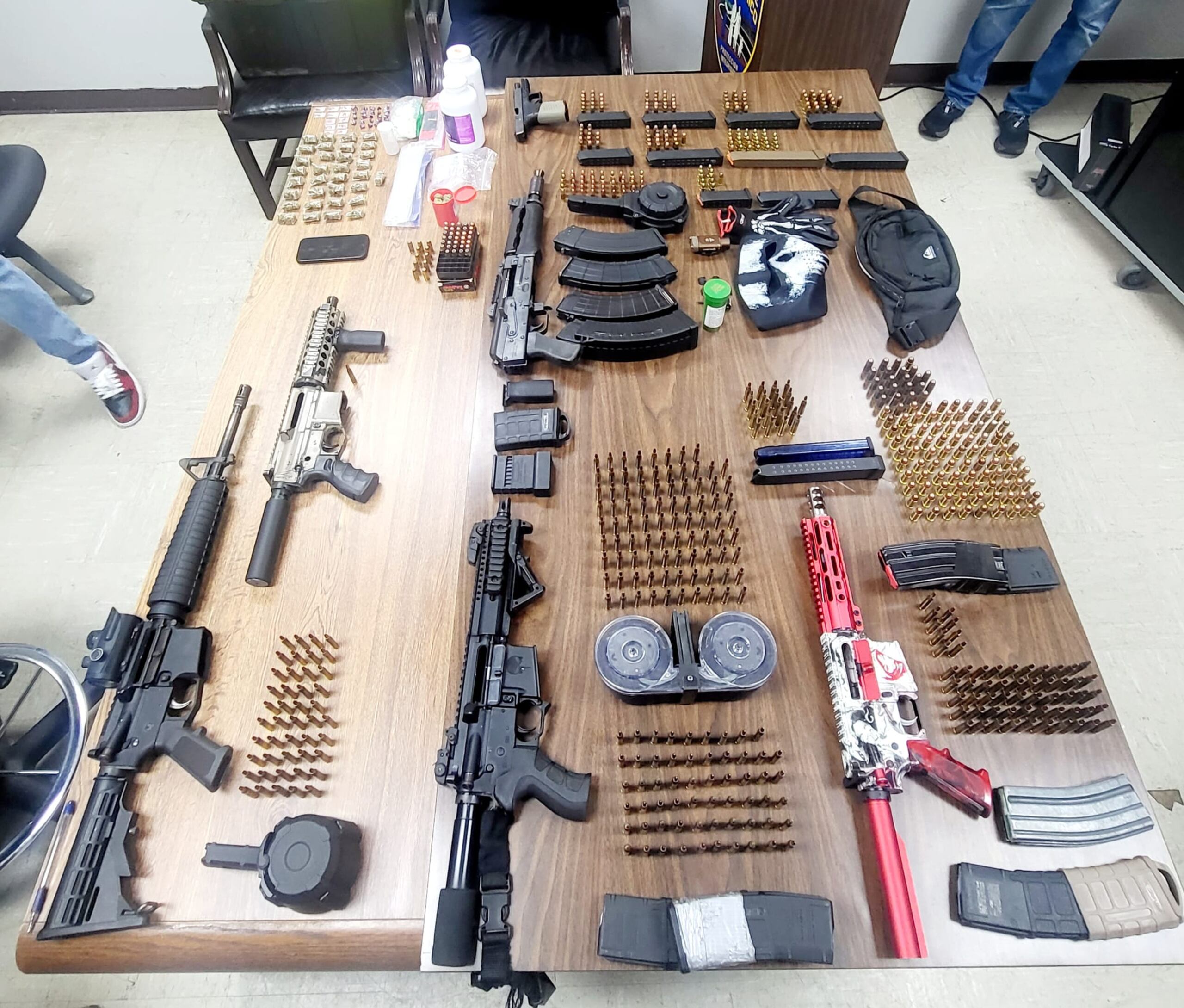 Armas ilegales, municiones, cargadores y dispositivos para convertir armas en automáticas que fueron ocupadas a un padre y su hijo en Río Piedras, descritos como presuntos armeros del bajo mundo.
