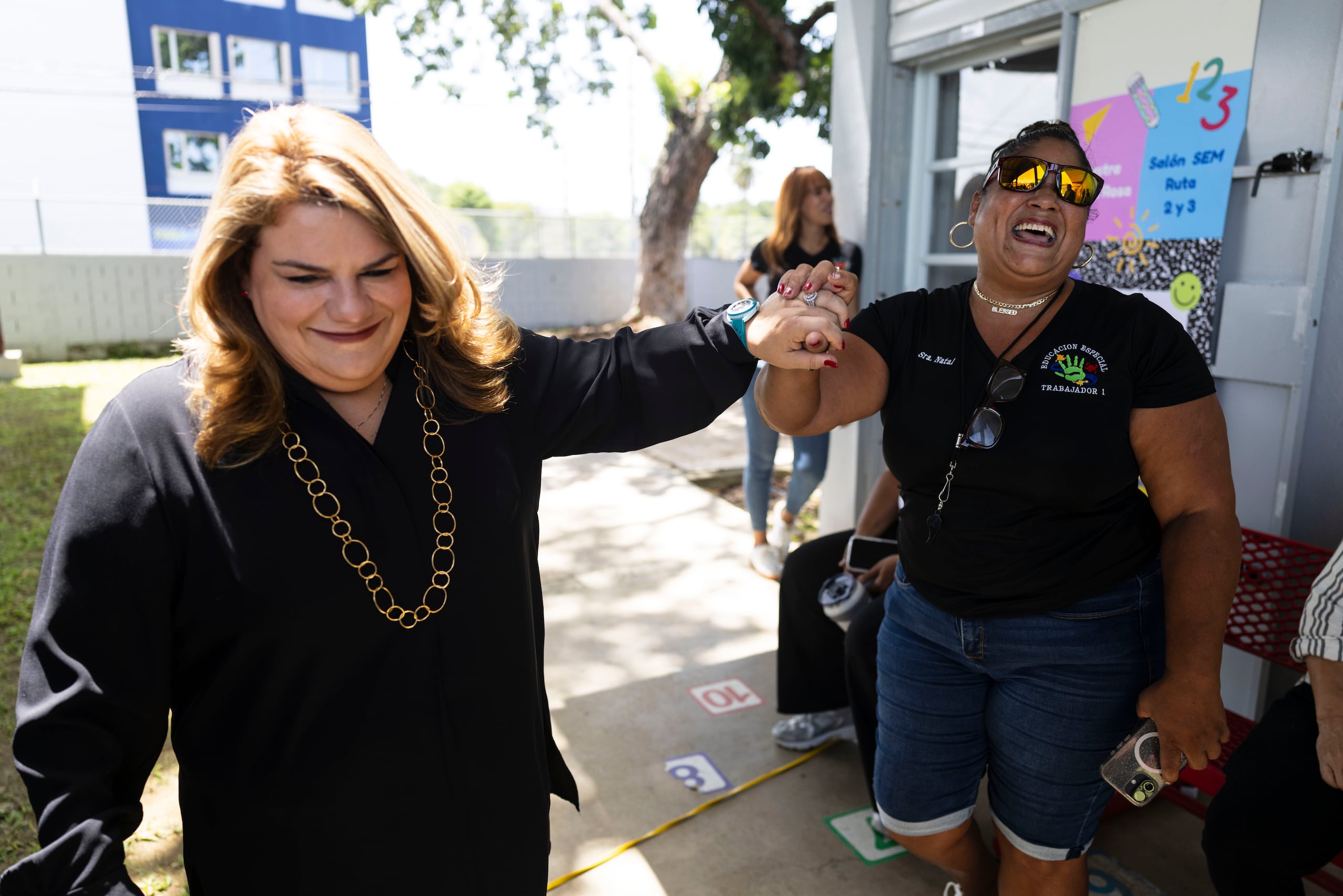 La gobernadora Jenniffer Gonzalez visitó la Escuela Elemental Urbana de Vega Alta, que cuenta con 101 un año de construida y es la primera vez que un gobernante la visita. Foto por: Xavier Araújo | GFR Media