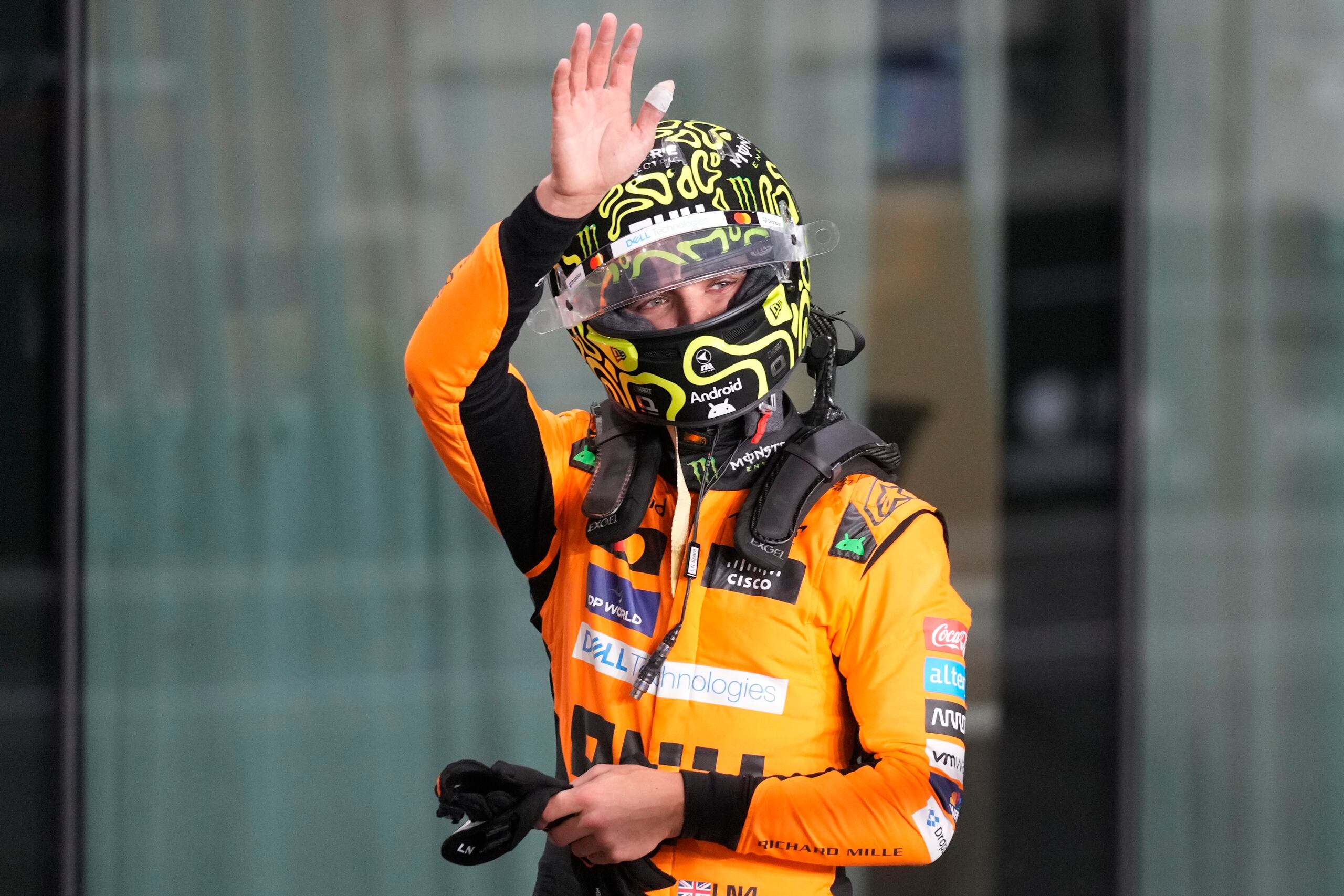 El piloto británico de McLaren, Lando Norris, saluda después de ganar la pole position durante la clasificación sprint en el Circuito Internacional de Lusail, Catar.