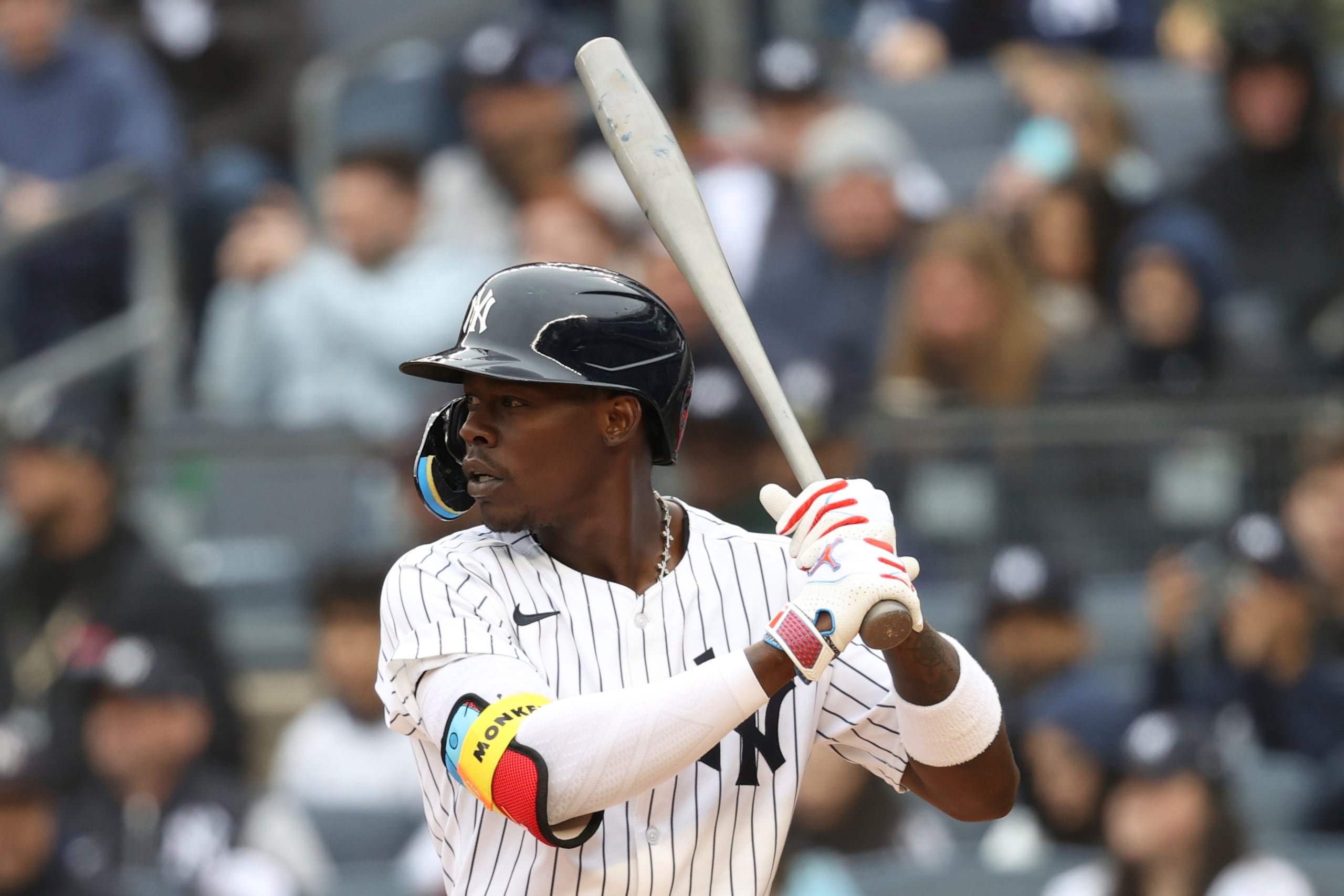 Jazz Chisholm Jr., de los Yankees de Nueva York, se prepara para batear durante la primera entrada de un juego de béisbol contra los Cerveceros de Milwaukee, el domingo 30 de marzo de 2025, en Nueva York.