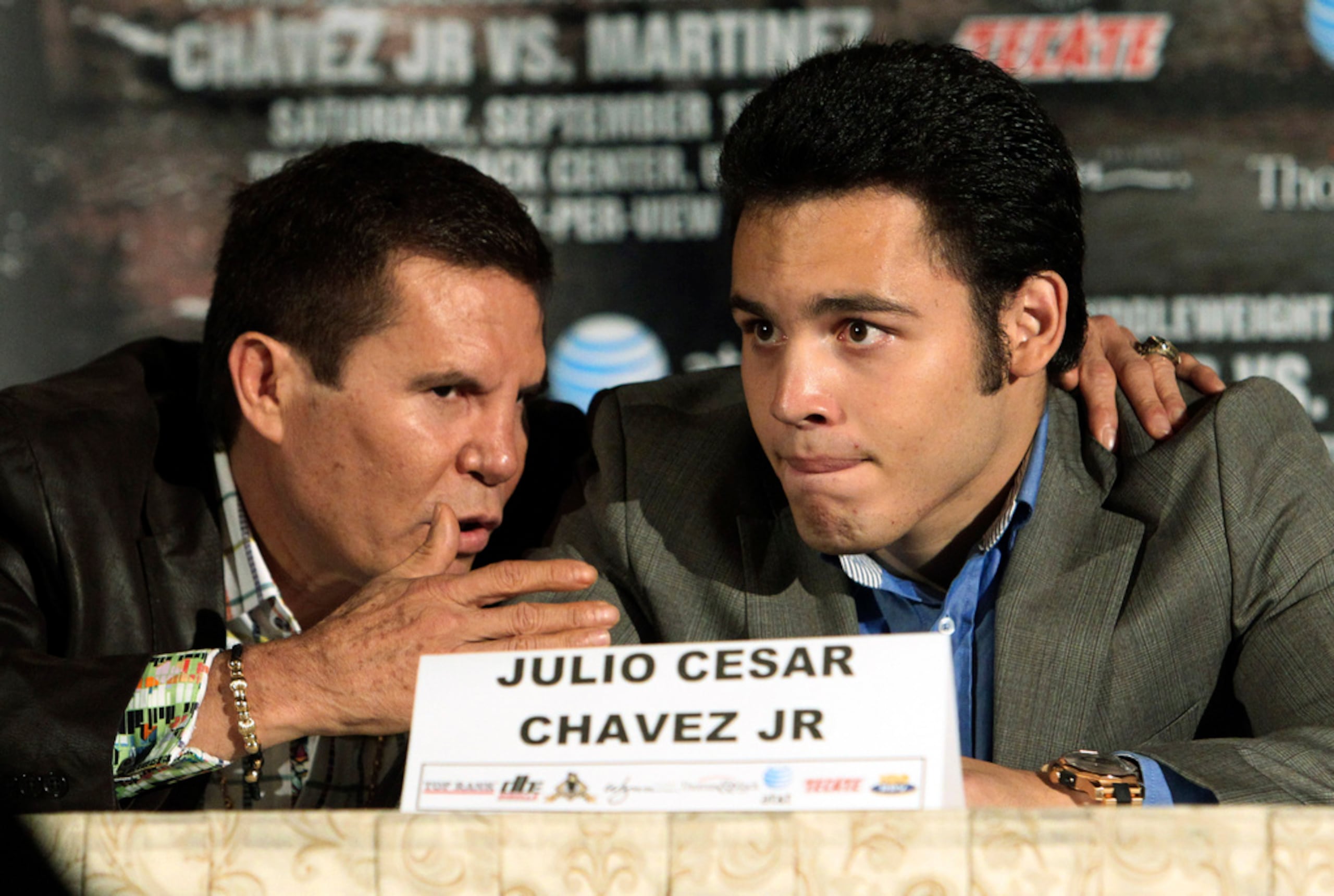 Julio César Chávez habla con su hijo homónimo, quien ofrece una conferencia para promover su pelea contra Sergio Martínez, el 10 de julio de 2012 en Los Ángeles.