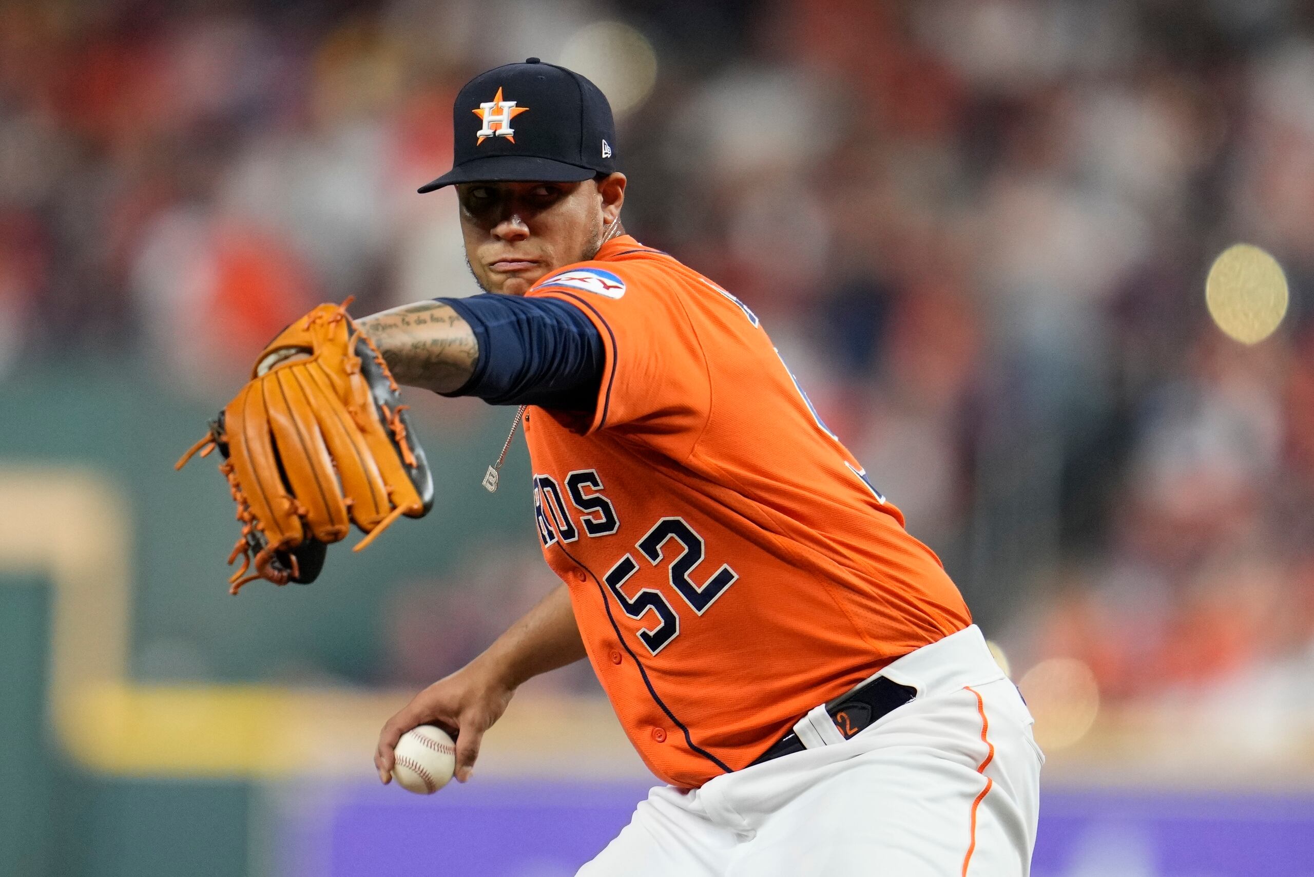 El lanzador dominicano de los Astros de Houston Bryan Abreu lanza en la octava entrada del juego 6 de la Serie de Campeonato ante los Rangers de Texas el domingo 22 de octubre del 2023. (AP Foto/Godofredo A. Vásquez)