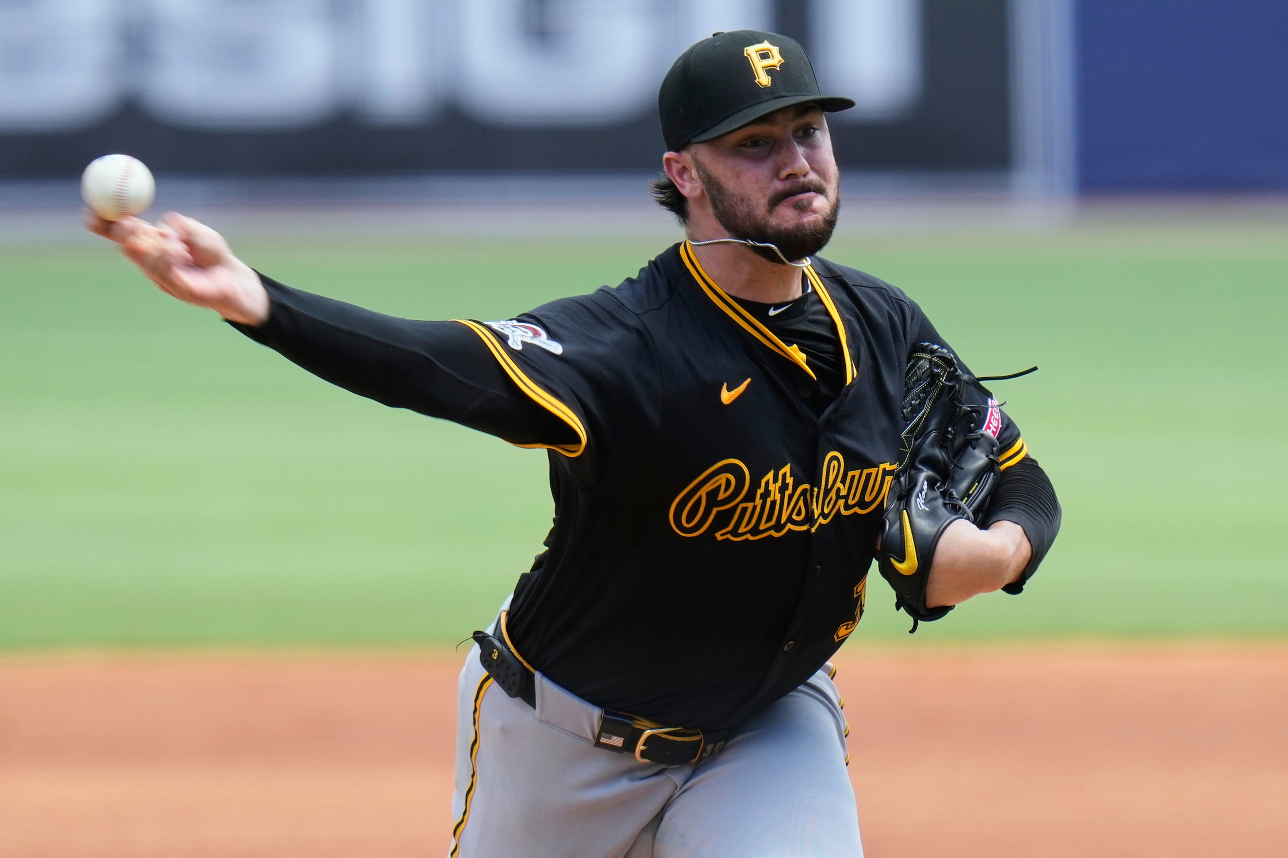 Paul Skenes de los Pirates de Pittsburgh lanza ante los Rays de Tampa Bay.